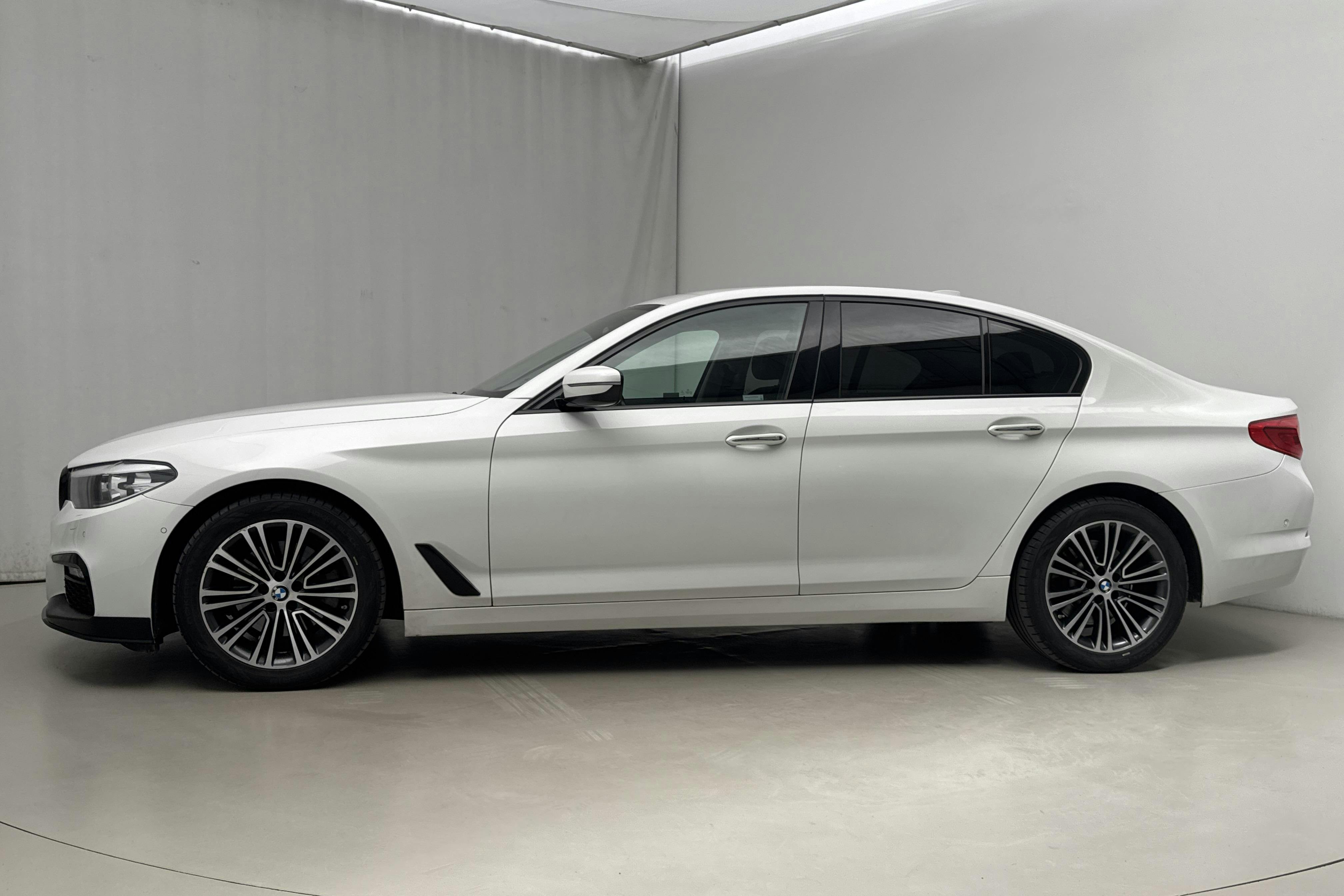 Presentationsfoto 2 av 19: BMW 520d Sedan, G30 (190hk) - 14 599 mil - Automat - vit - 2017