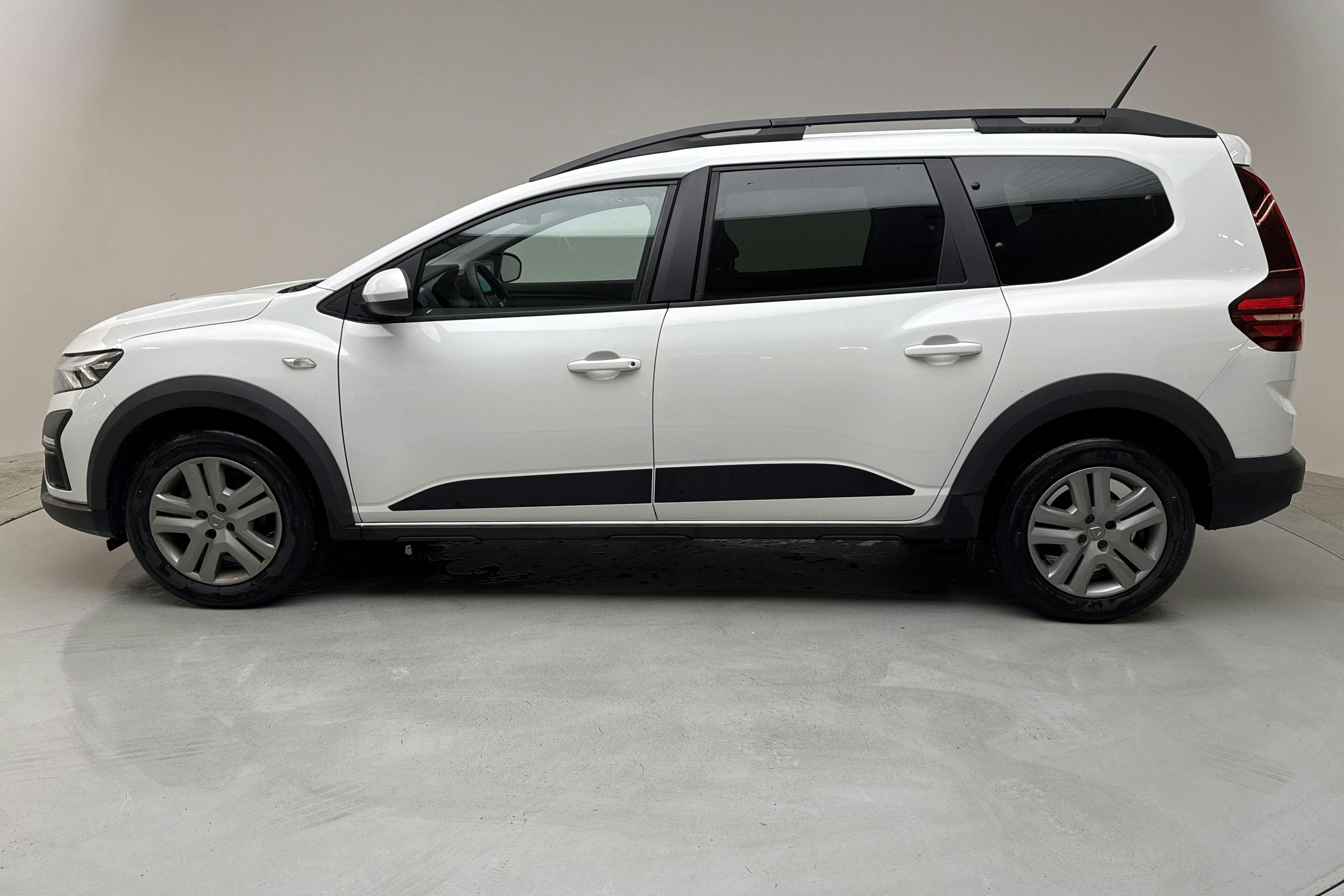 Presentationsfoto 2 av 12: Dacia Jogger 1.0 (110hk) - 2 558 mil - Manuell - vit - 2022