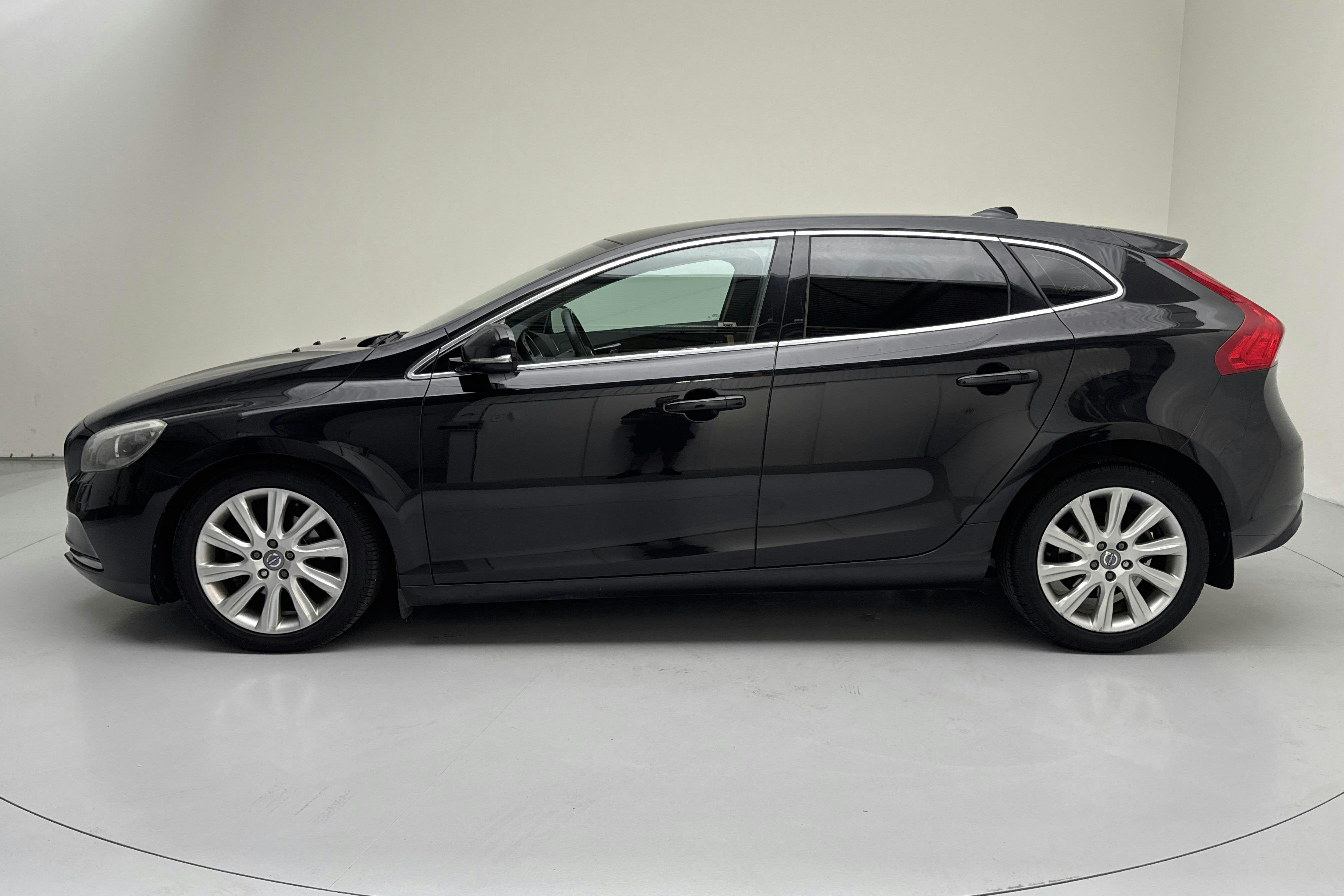 Presentation photo 2 of 12: Volvo V40 D2 (115hk) - 156 920 km - Automatic - black - 2015