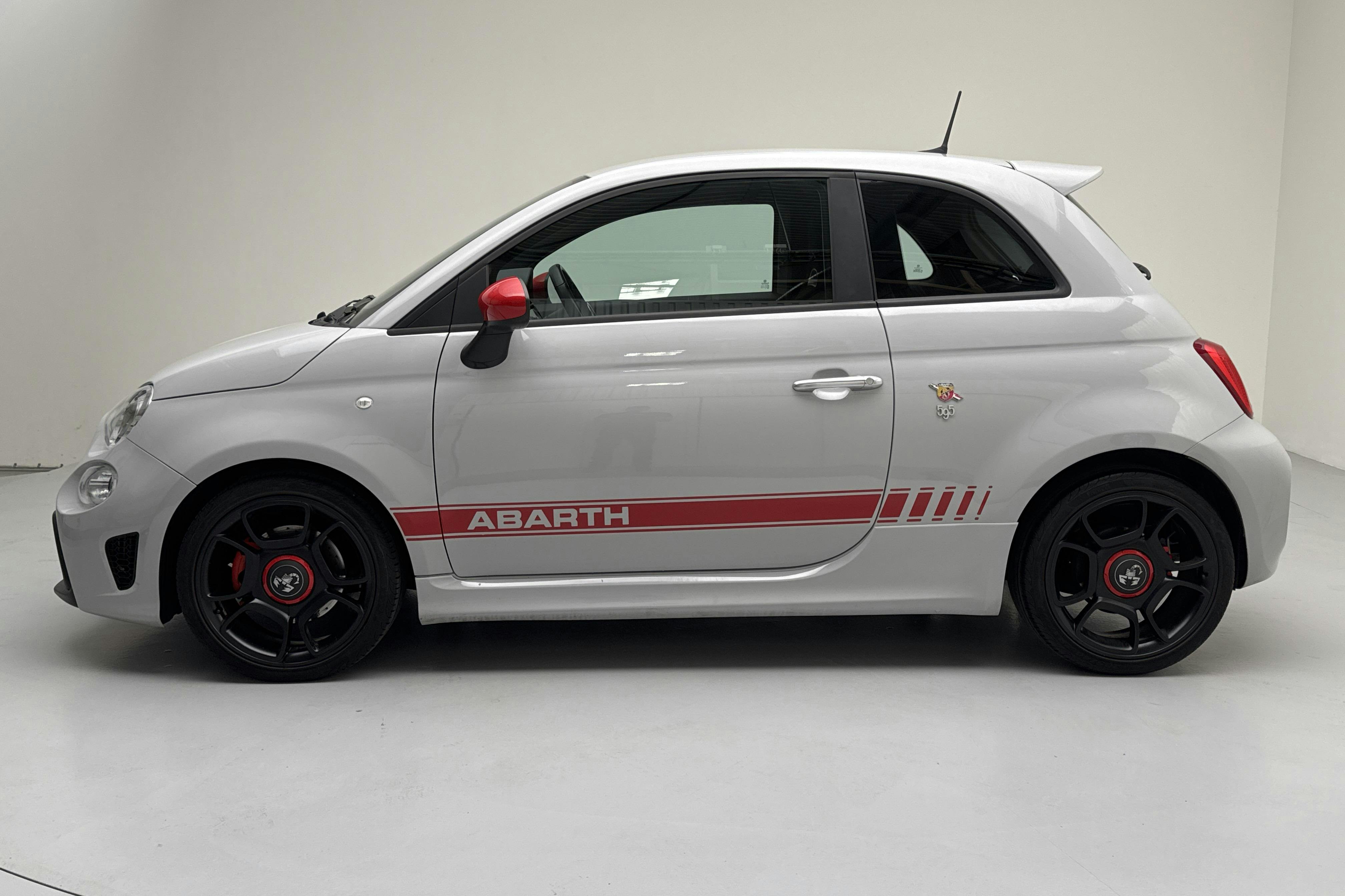 Esitlusfoto 2 aadressil 10: Abarth Abarth 595 (165hk) - 25 750 km - Käsitsi - hall - 2021