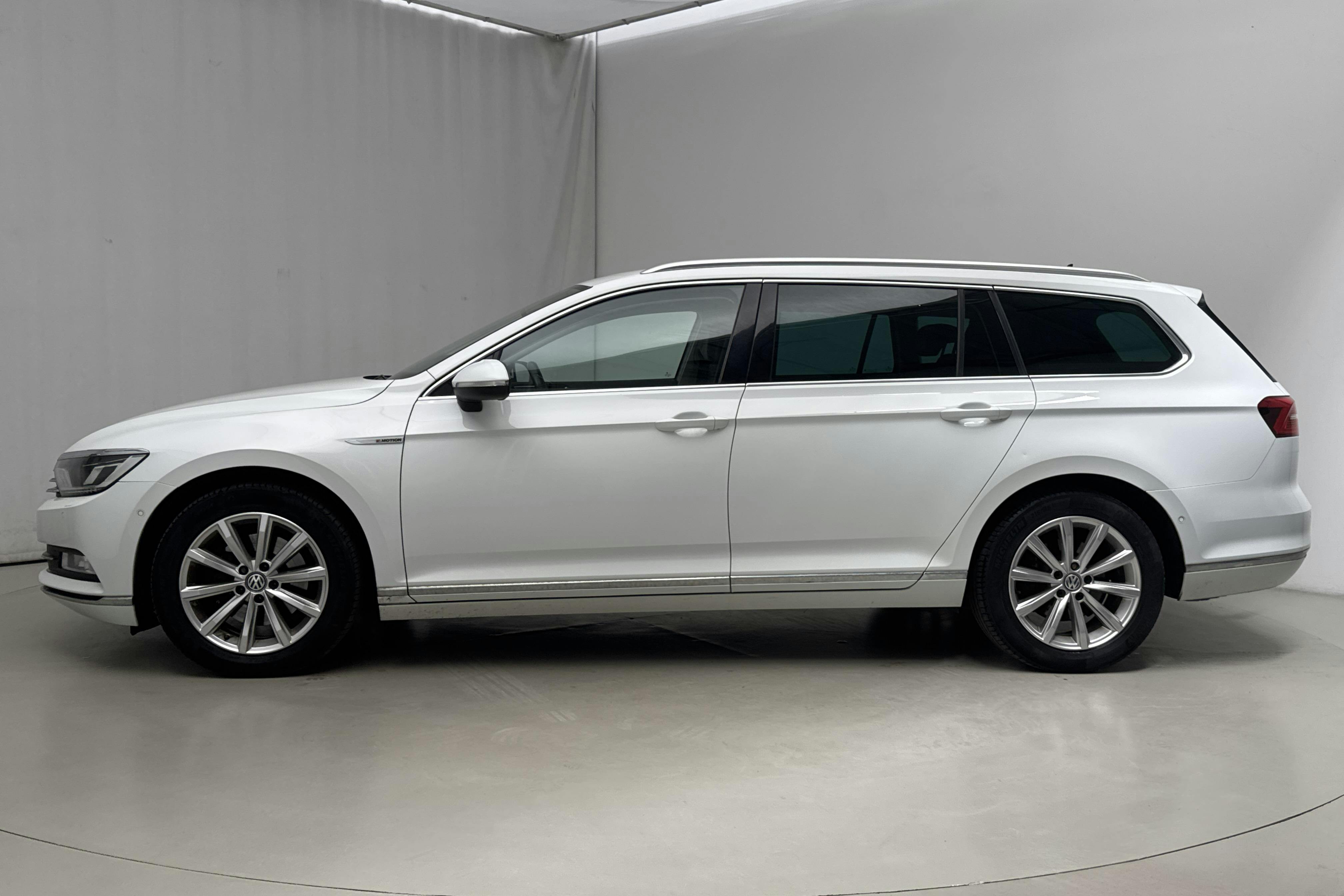 Presentation photo 2 of 16: VW Passat 2.0 TDI Sportscombi 4MOTION (190hk) - 150 950 km - Automatic - white - 2018