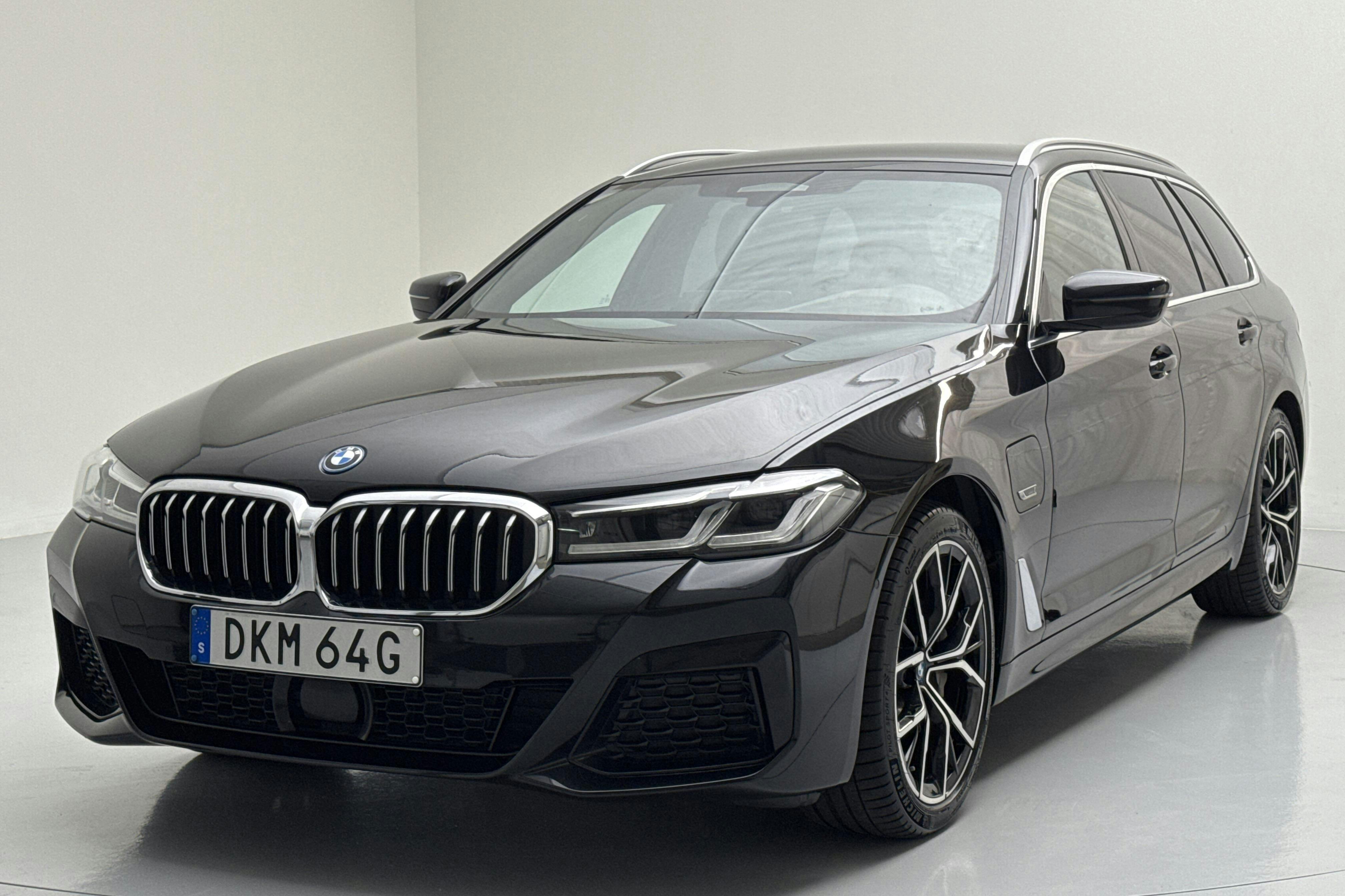 BMW 530e xDrive Touring, G31 12kWh LCI (292hk) - 7 514 mil - Automat - svart - 2022