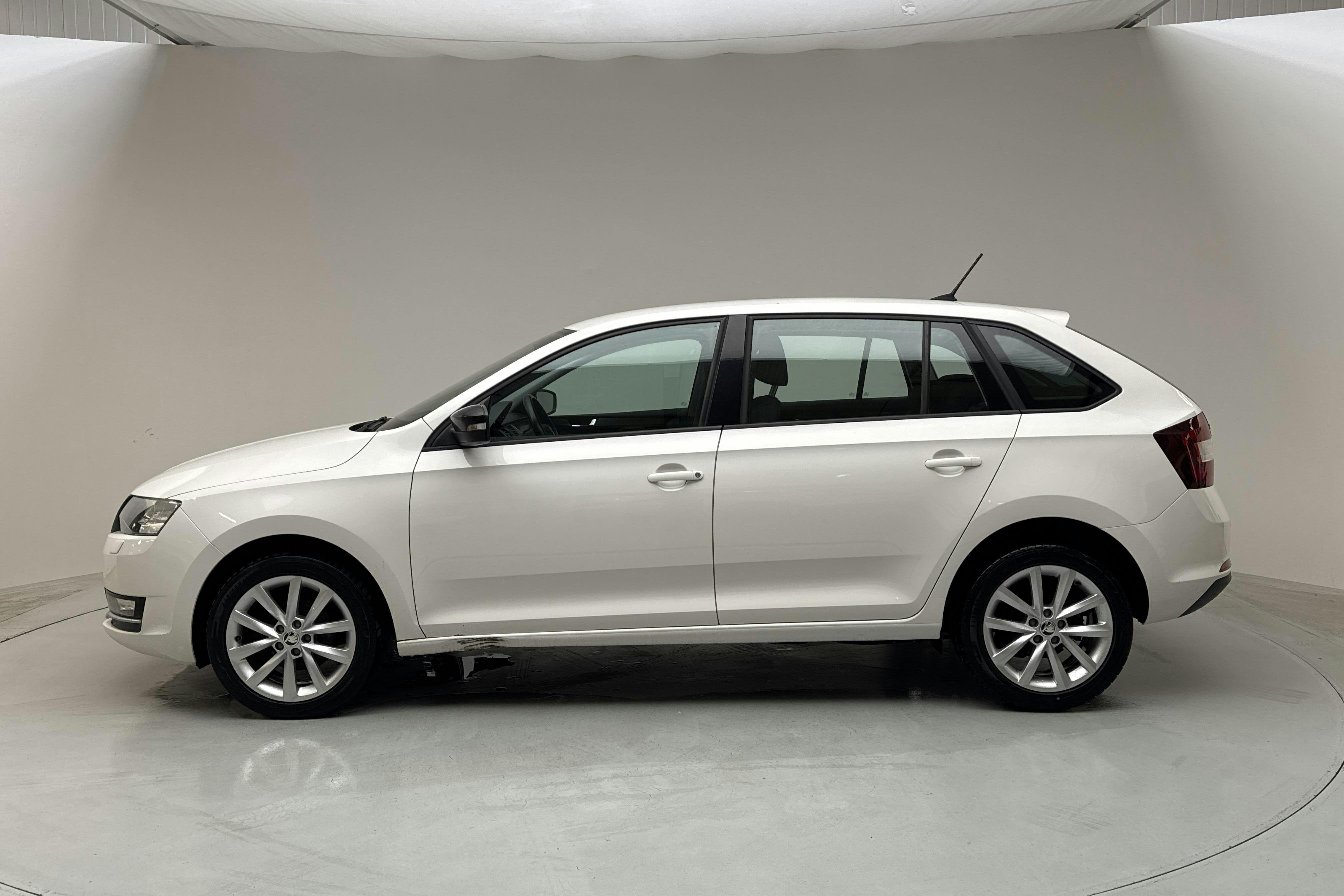 Presentationsfoto 2 av 13: Skoda Rapid 1.4 TDI Spaceback (90hk) - 8 835 mil - Manuell - vit - 2018