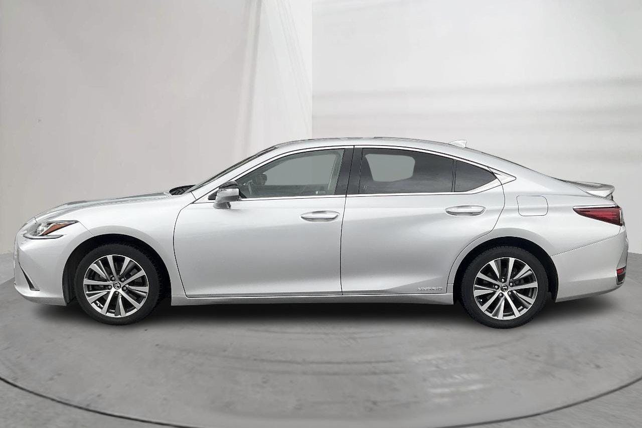 Presentationsfoto 2 av 15: Lexus ES 300h (218hk) - 12 544 mil - Automat - silver - 2019