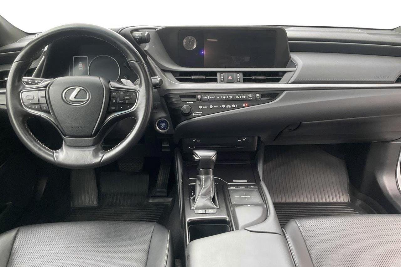 Lexus ES 300h (218hk) - 12 544 mil - Automat - silver - 2019