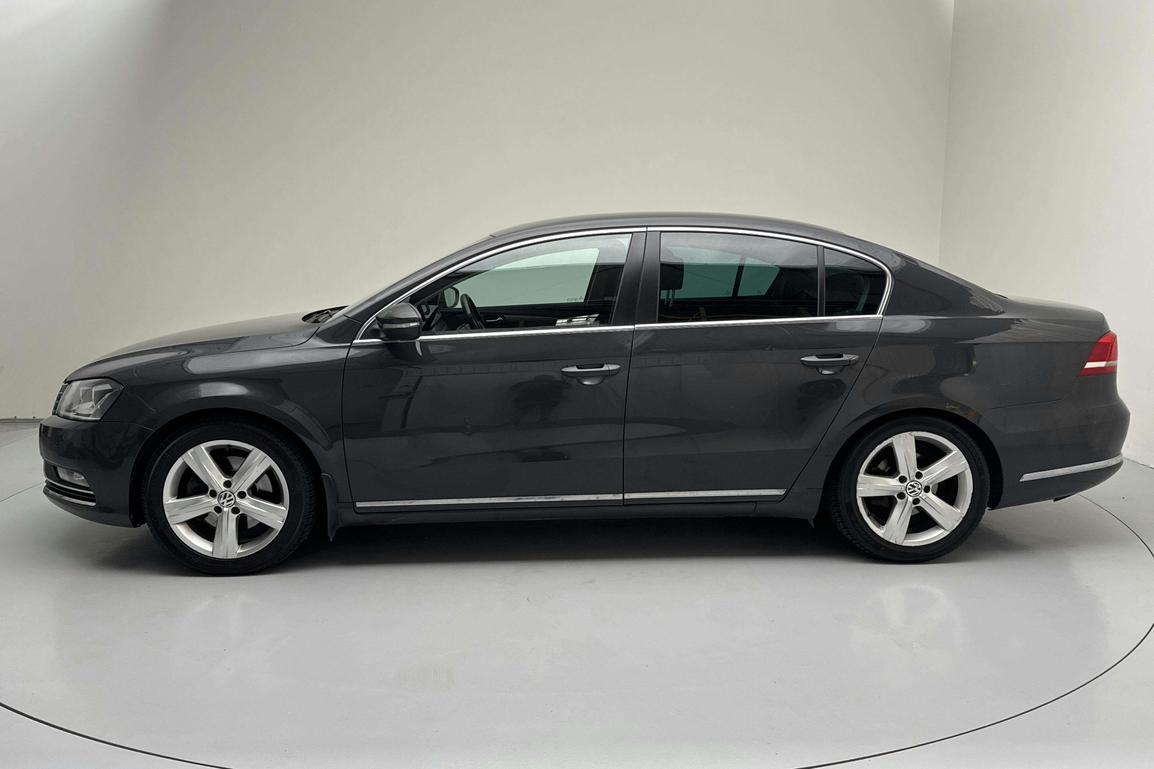 Presentationsfoto 2 av 13: VW Passat 2.0 TDI BlueMotion Technology 4Motion (170hk) - 19 008 mil - Automat - Dark Grey - 2013