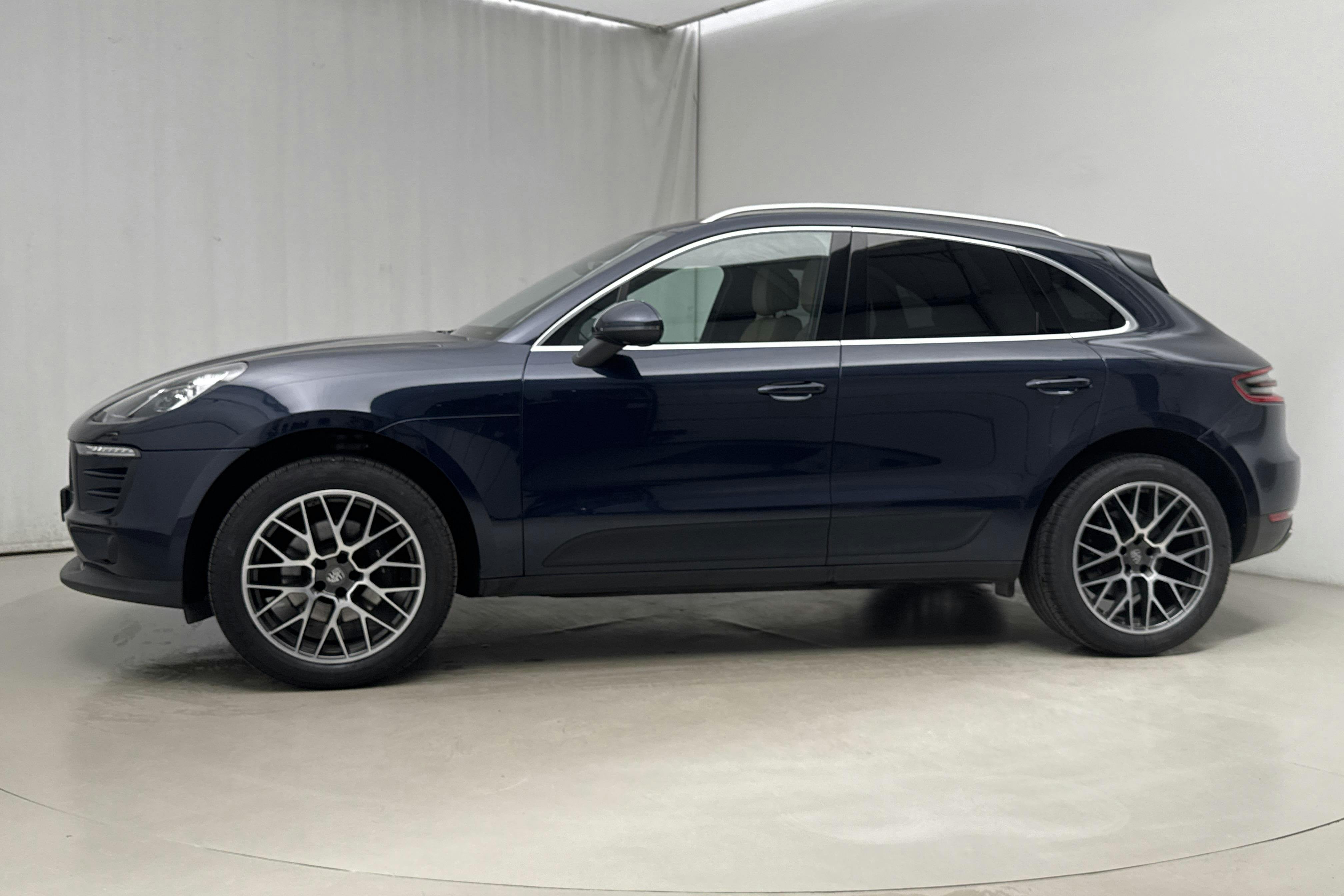 Presentationsfoto 2 av 21: Porsche Macan 2.0 (252hk) - 8 762 mil - Automat - Dark Blue - 2017