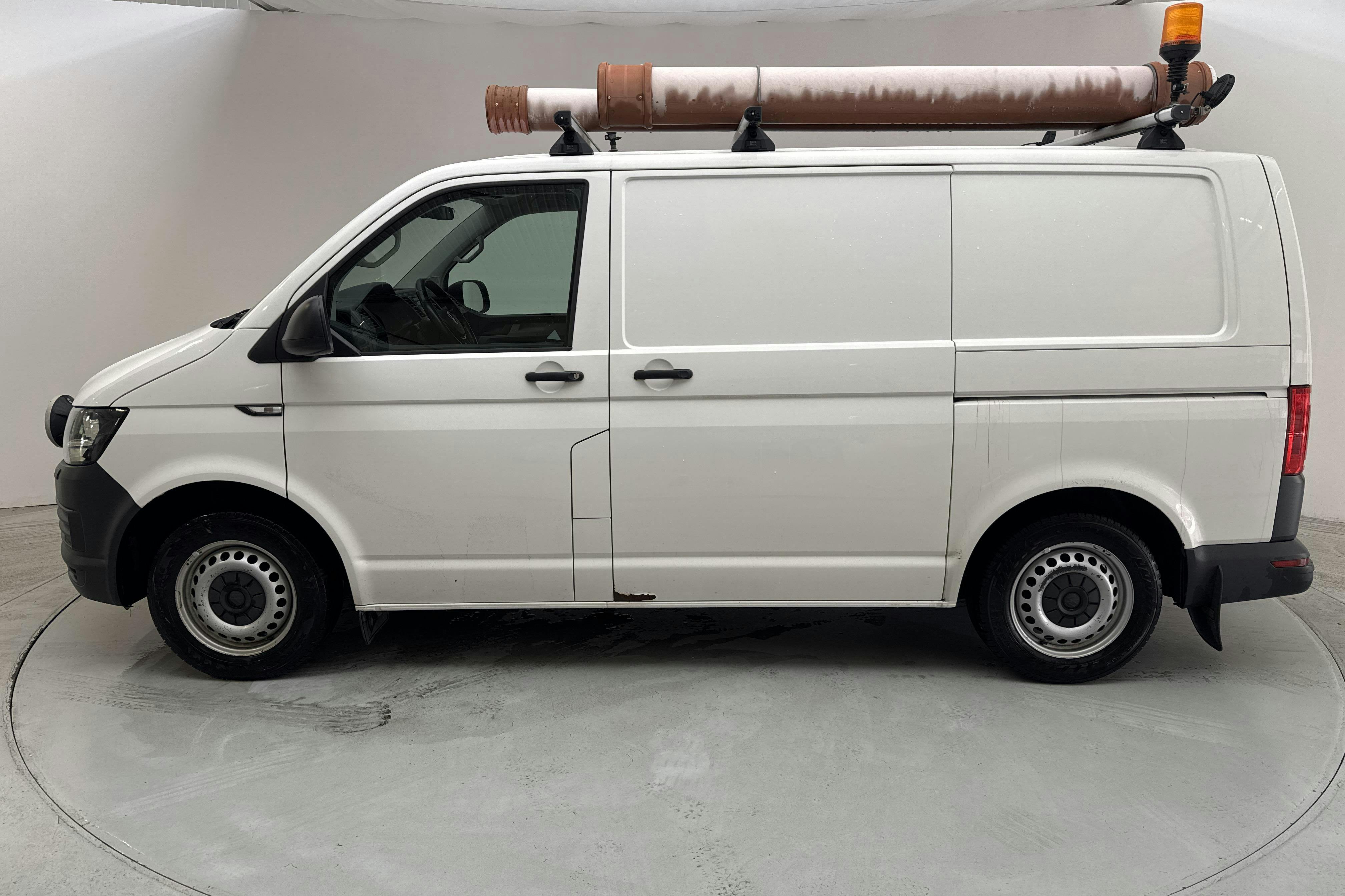 Presentationsfoto 2 av 13: VW Transporter T6 2.0 TDI BMT Skåp 4MOTION (150hk) - 26 599 mil - Manuell - vit - 2018