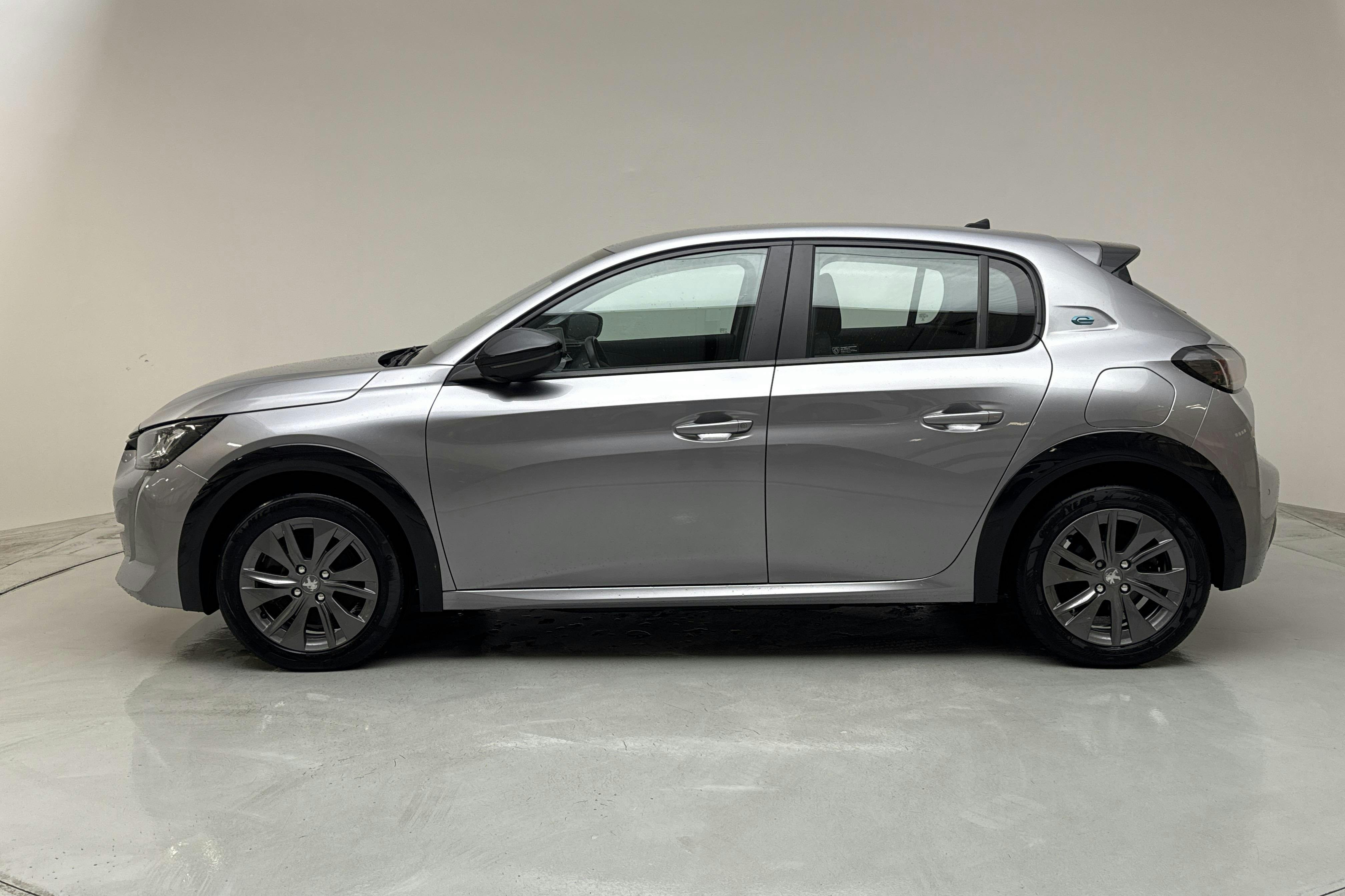 Presentation photo 2 of 13: Peugeot e-208 50 kWh 5dr (136hk) - 62 900 km - Automatic - gray - 2022