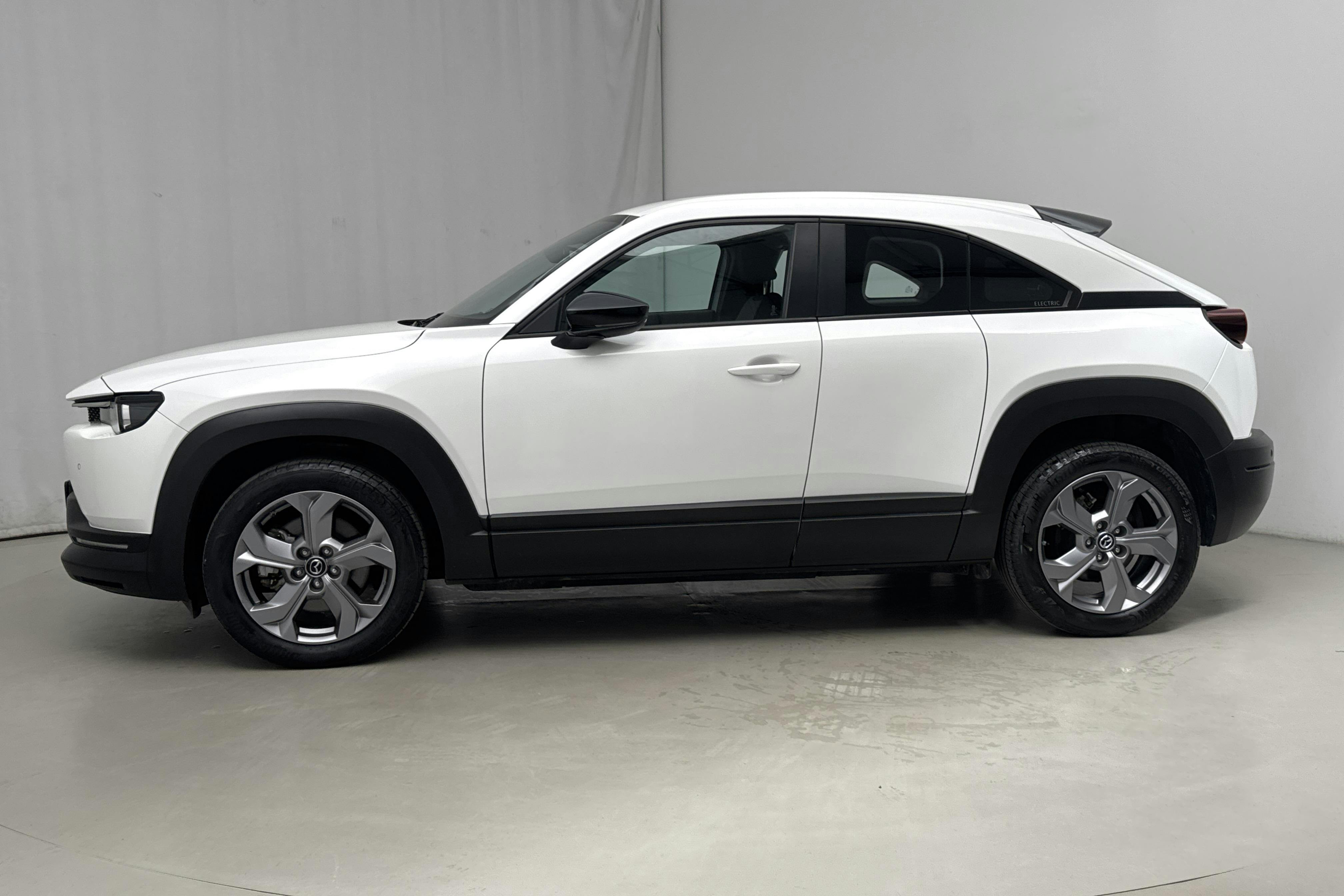 Presentationsfoto 2 av 18: Mazda MX-30 e-Skyactiv (145hk) - 2 947 mil - Automat - vit - 2022
