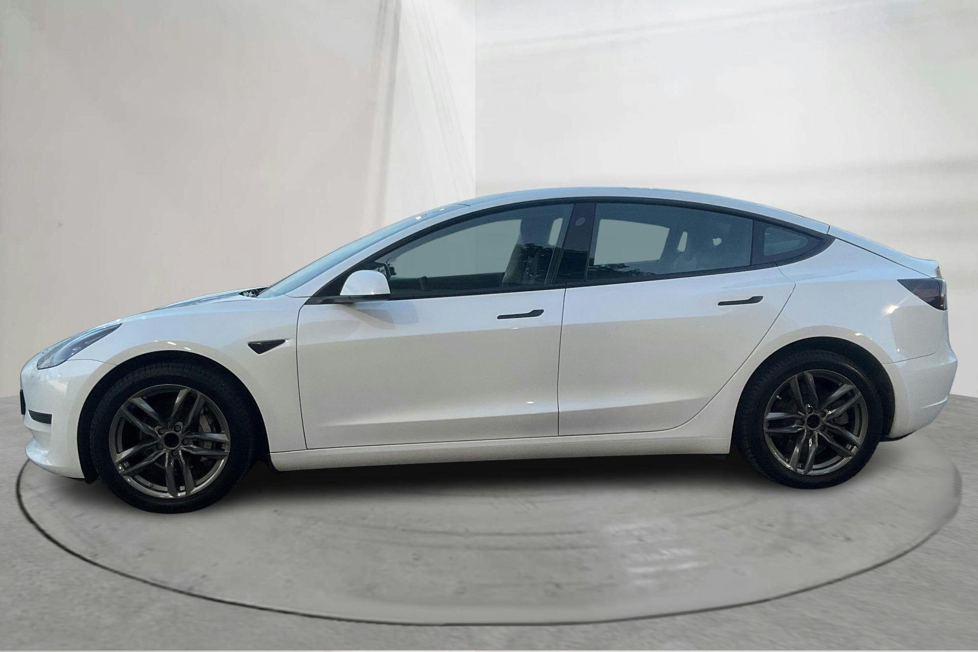 Presentationsfoto 2 av 19: Tesla Model 3 Standard Range RWD - 5 308 mil - Automat - vit - 2023
