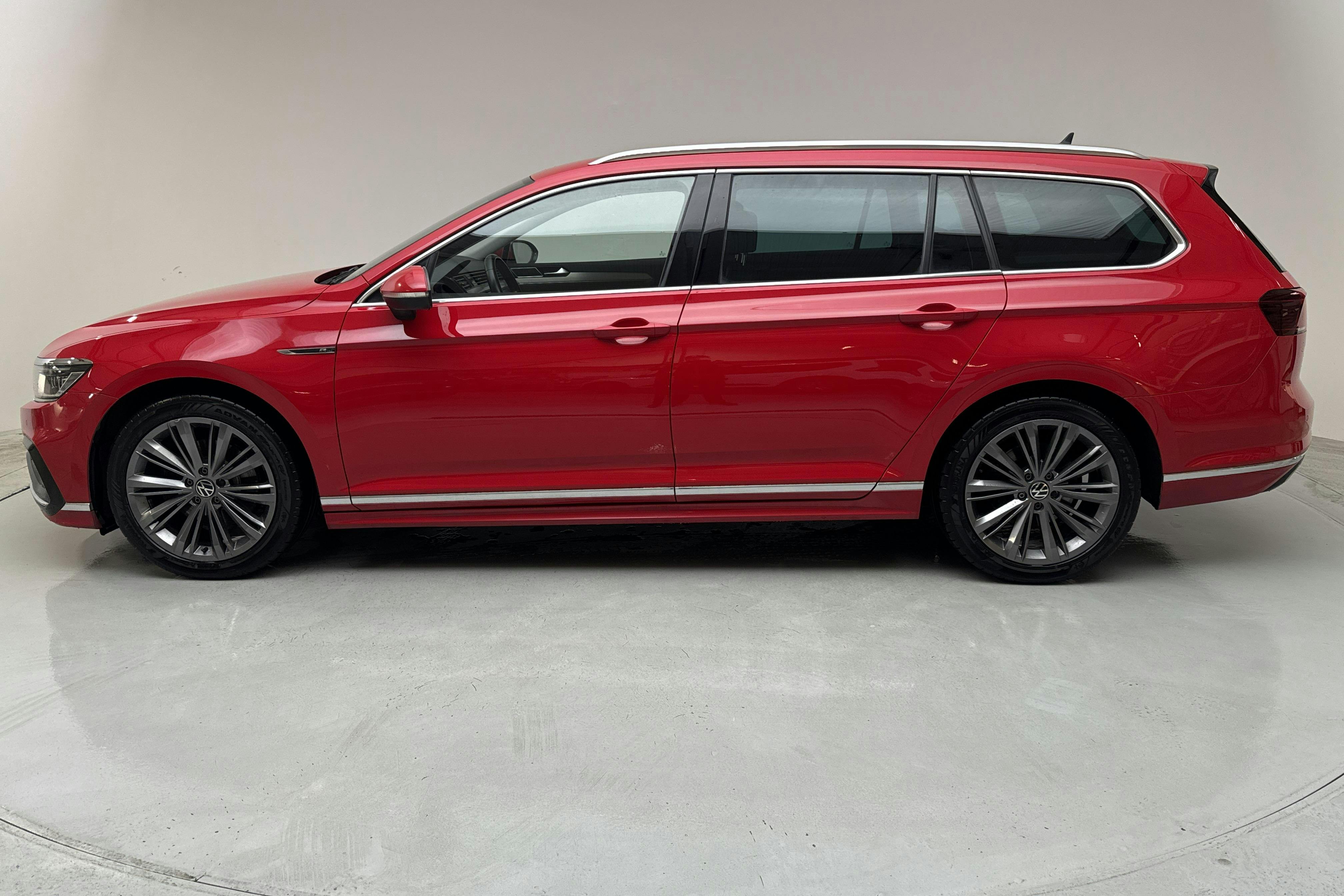 Presentationsfoto 2 av 14: VW Passat 2.0 TDI Sportscombi 4Motion (200hk) - 20 578 mil - Automat - röd - 2021