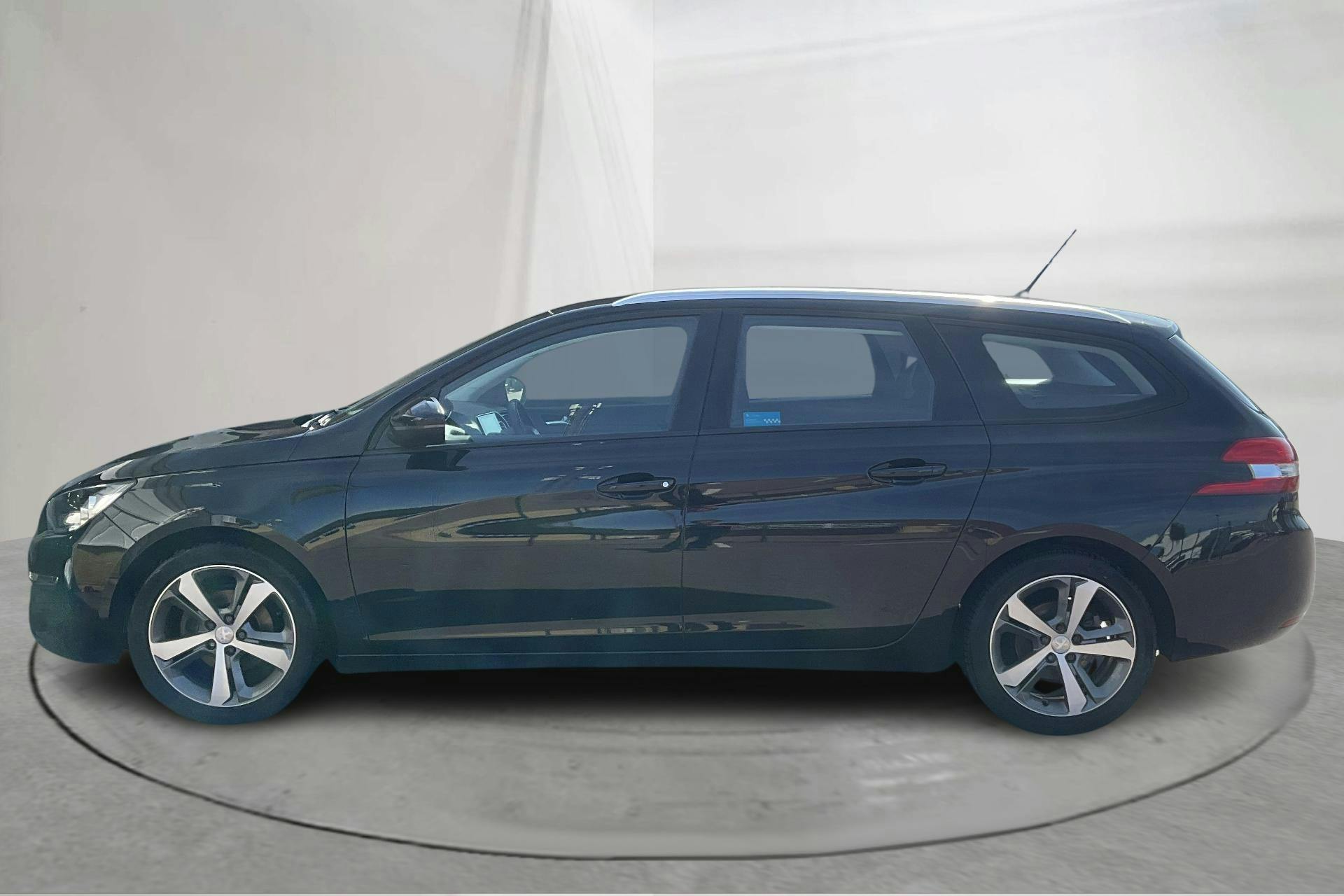 Presentationsfoto 2 av 13: Peugeot 308 SW PureTech (110hk) - 9 620 mil - Manuell - svart - 2016