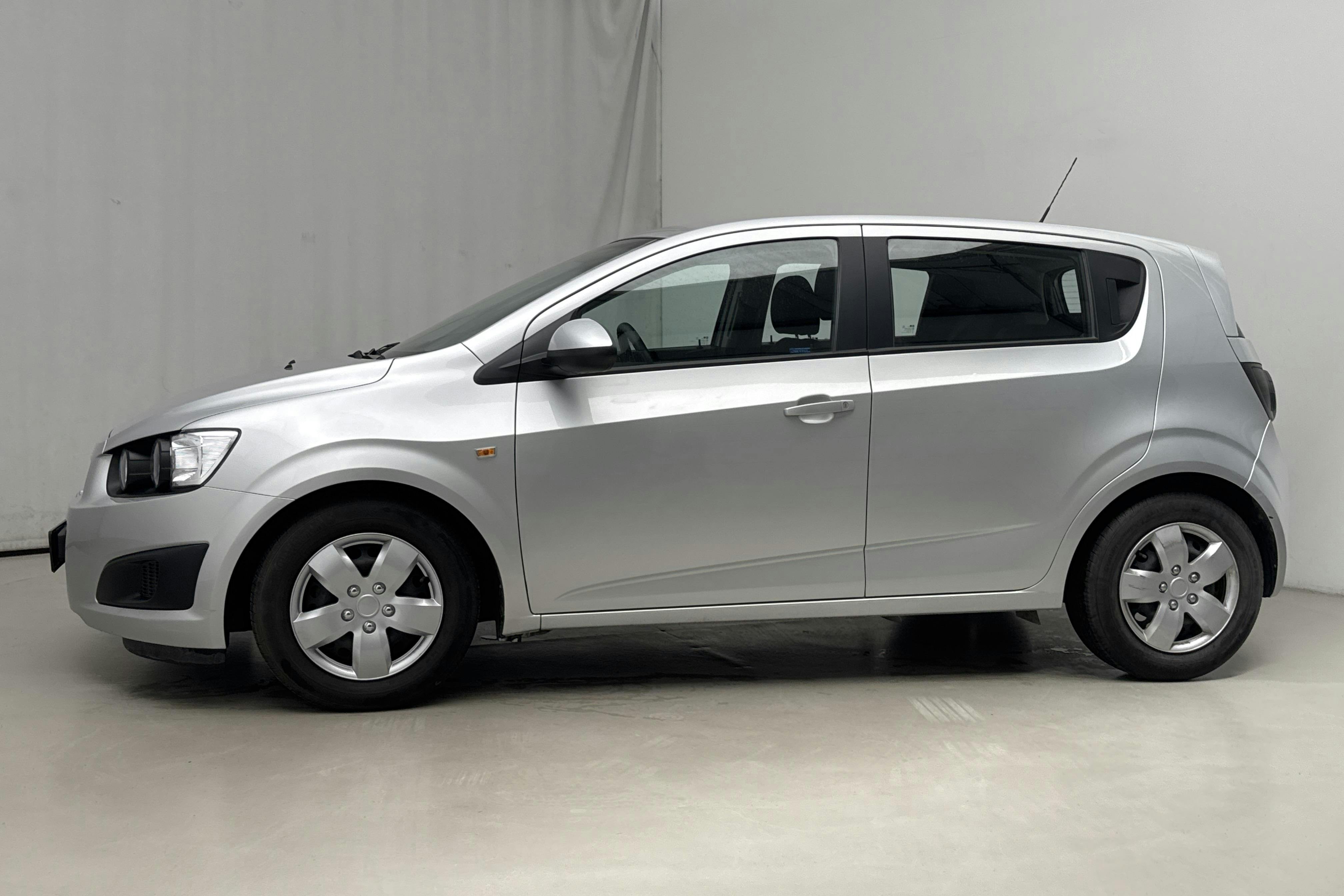 Presentationsfoto 2 av 14: Chevrolet Aveo 1.2 5dr (86hk) - 2 574 mil - Manuell - grå - 2012