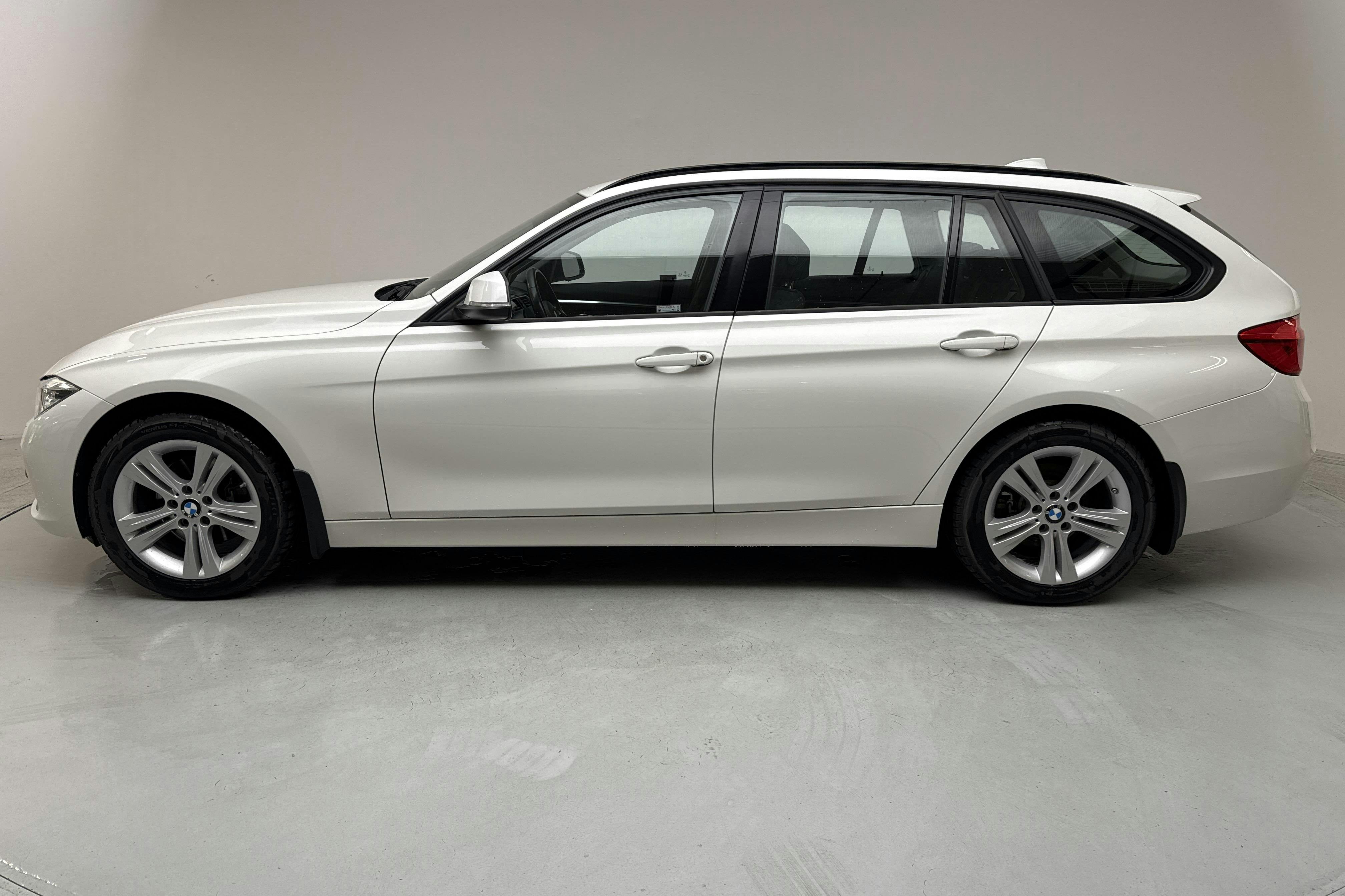 Presentation photo 2 of 13: BMW 320d xDrive Touring, F31 (190hk) - 43 540 km - Automatic - white - 2019