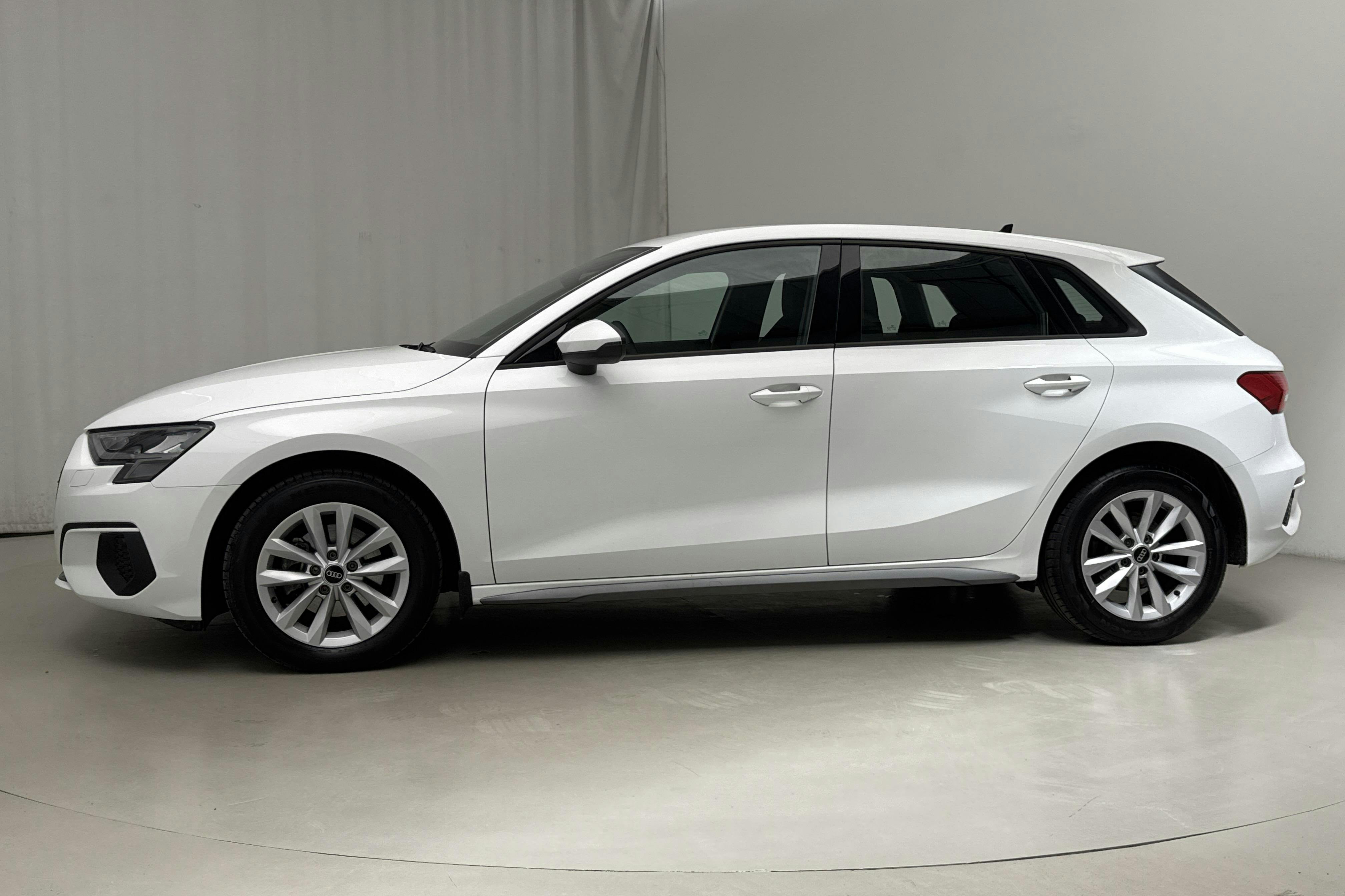 Presentation photo 2 of 14: Audi A3 Sportback 35 TFSI (150hk) - 38 400 km - Manual - white - 2023