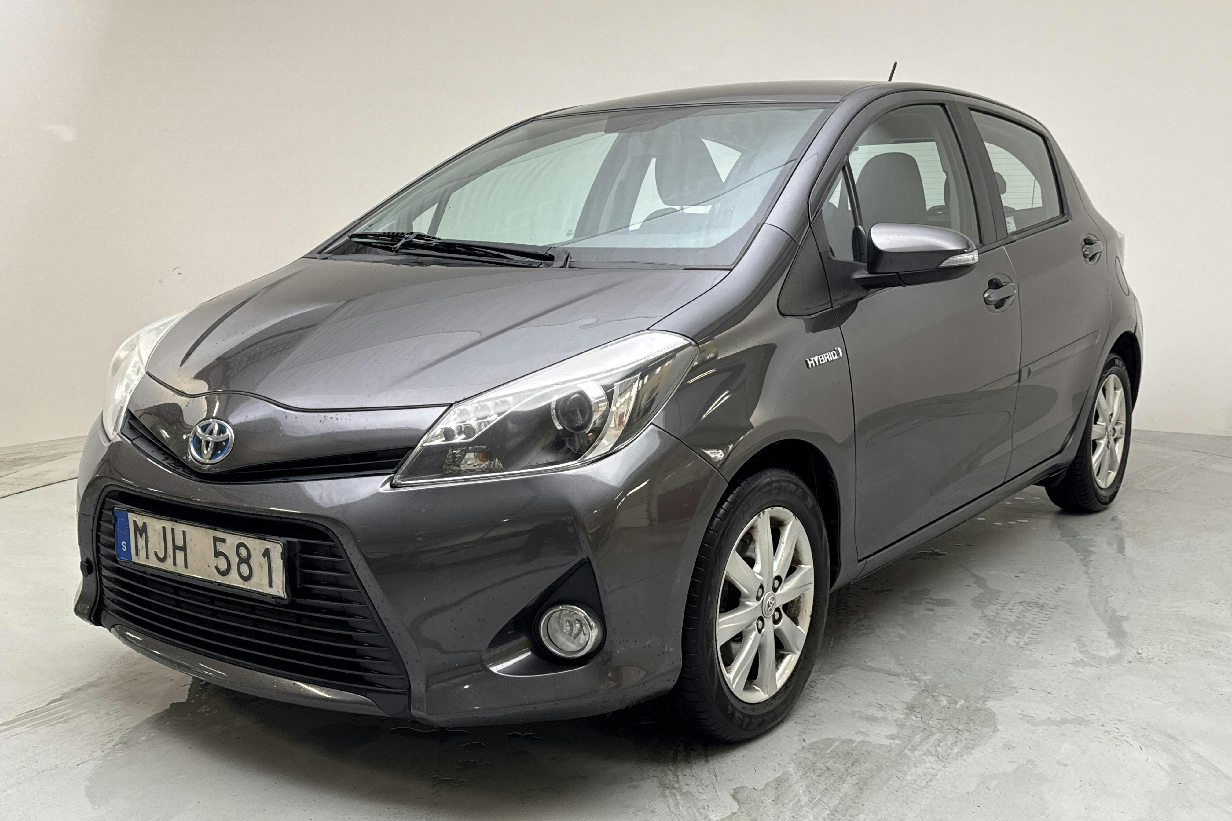 Toyota Yaris 1.5 HSD 5dr (75hk) - 21 484 mil - Automat - Dark Grey - 2013