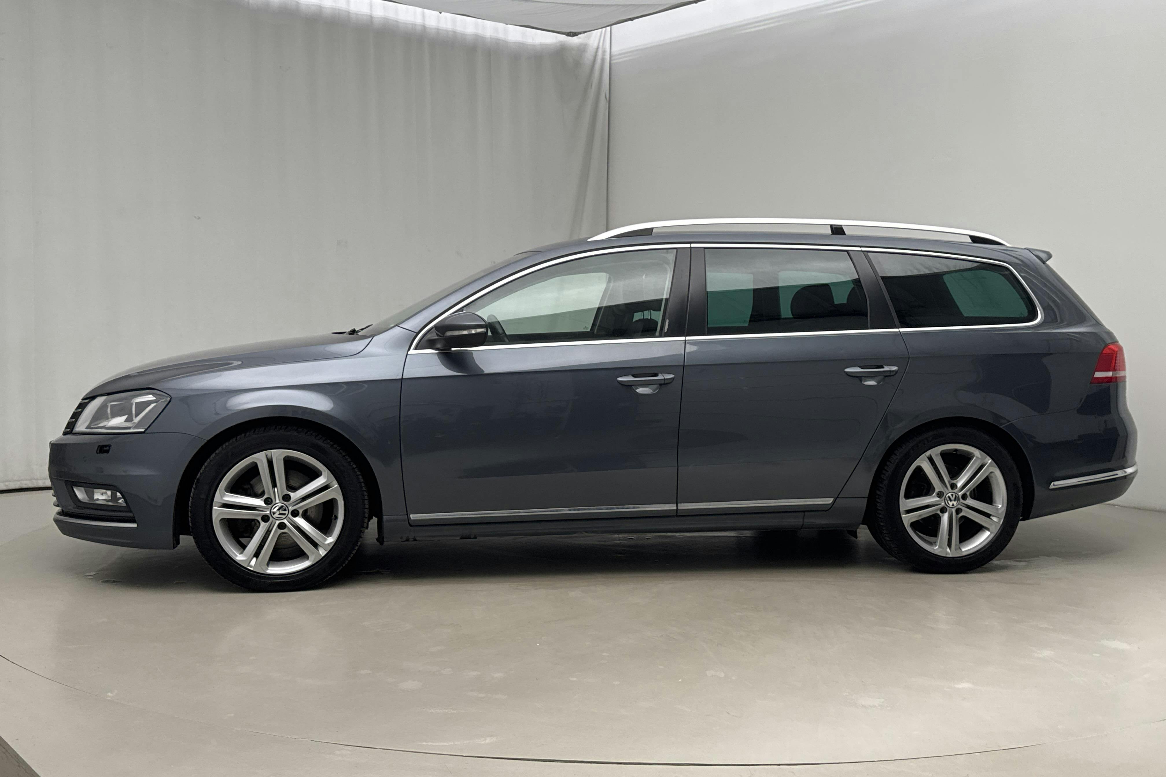 Presentationsfoto 2 av 16: VW Passat 2.0 TDI BlueMotion Technology Variant 4Motion (177hk) - 21 213 mil - Automat - Light Grey - 2013