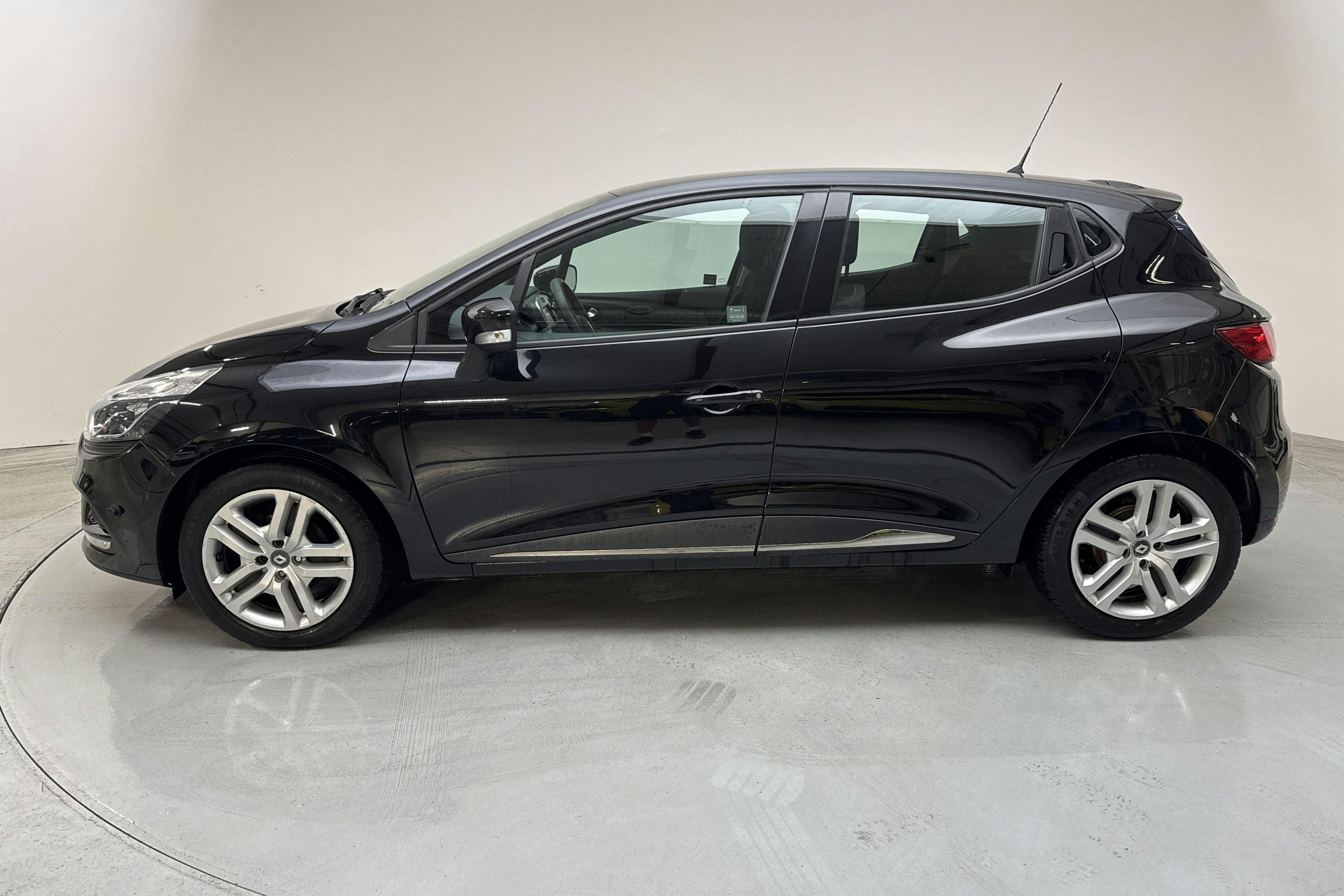 Zdjęcie prezentacyjne 2 z 12: Renault Clio IV 0.9 TCe 90 5dr (90hk) - 39 520 km - Manualna - czarny - 2018