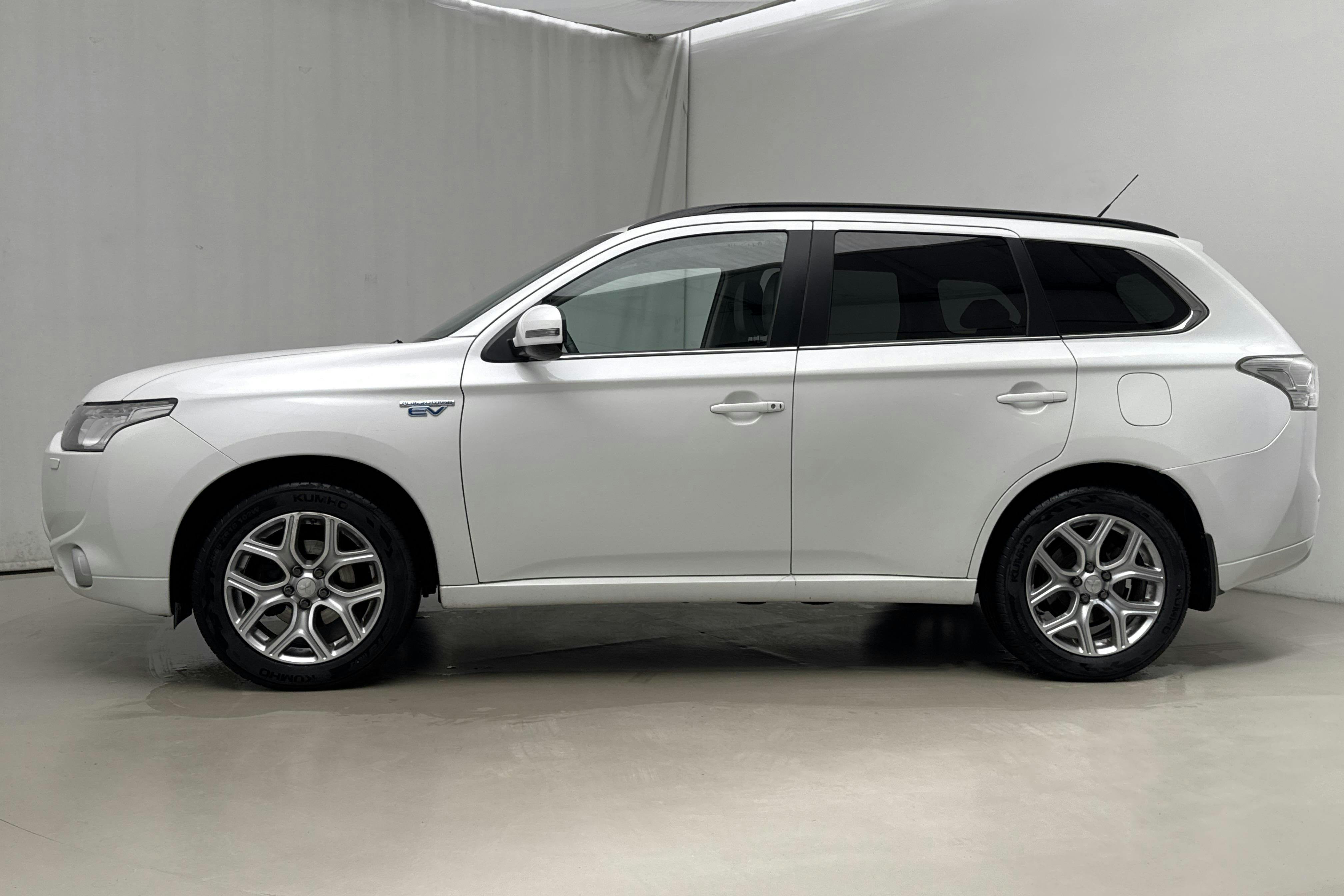 Presentationsfoto 2 av 19: Mitsubishi Outlander 2.0 Plug-in Hybrid 4WD (121hk) - 19 139 mil - Automat - vit - 2014