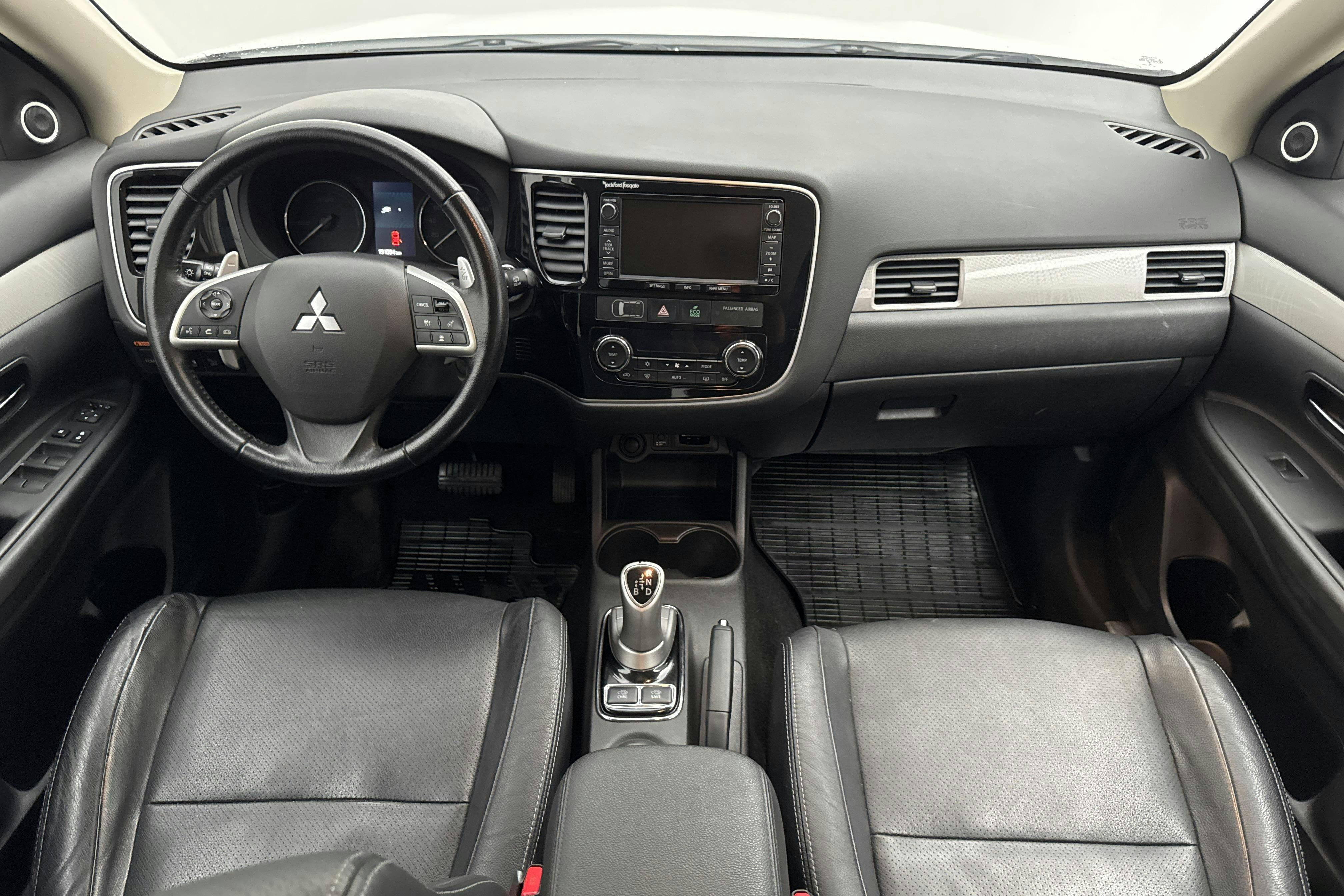 Mitsubishi Outlander 2.0 Plug-in Hybrid 4WD (121hk) - 19 139 mil - Automat - vit - 2014