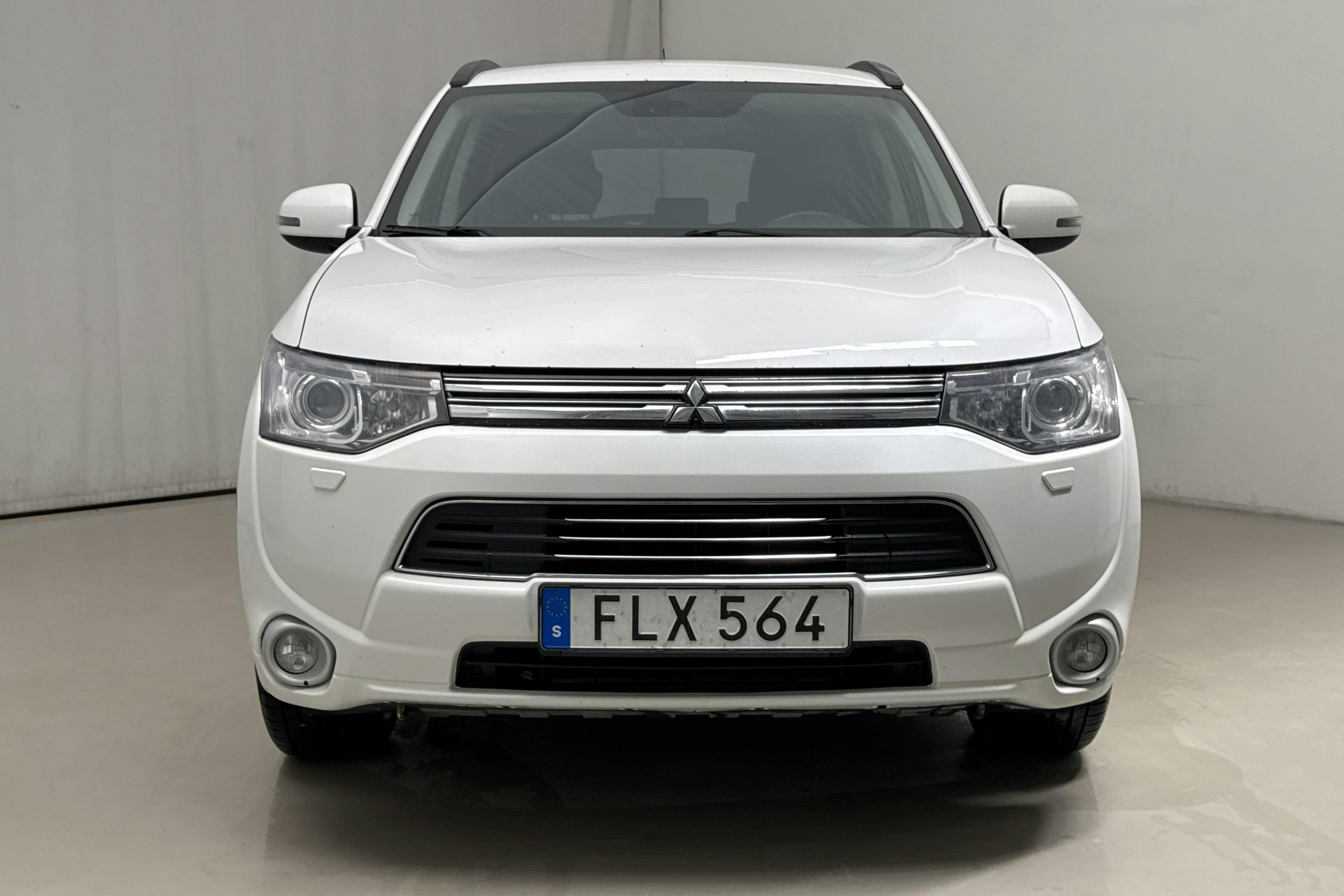 Mitsubishi Outlander 2.0 Plug-in Hybrid 4WD (121hk) - 19 139 mil - Automat - vit - 2014