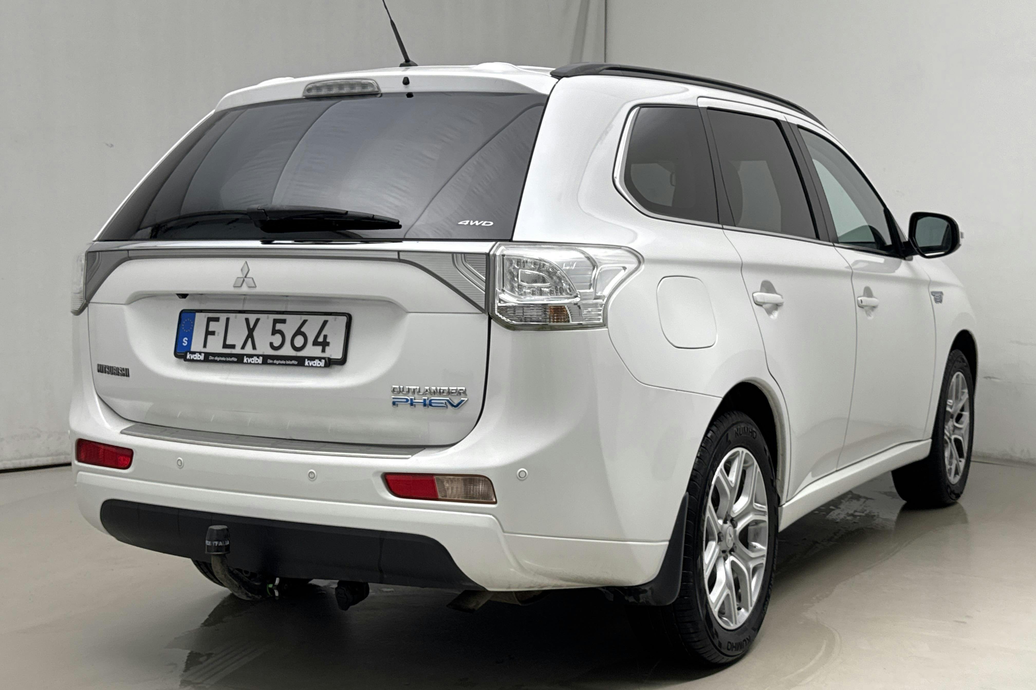 Mitsubishi Outlander 2.0 Plug-in Hybrid 4WD (121hk) - 19 139 mil - Automat - vit - 2014