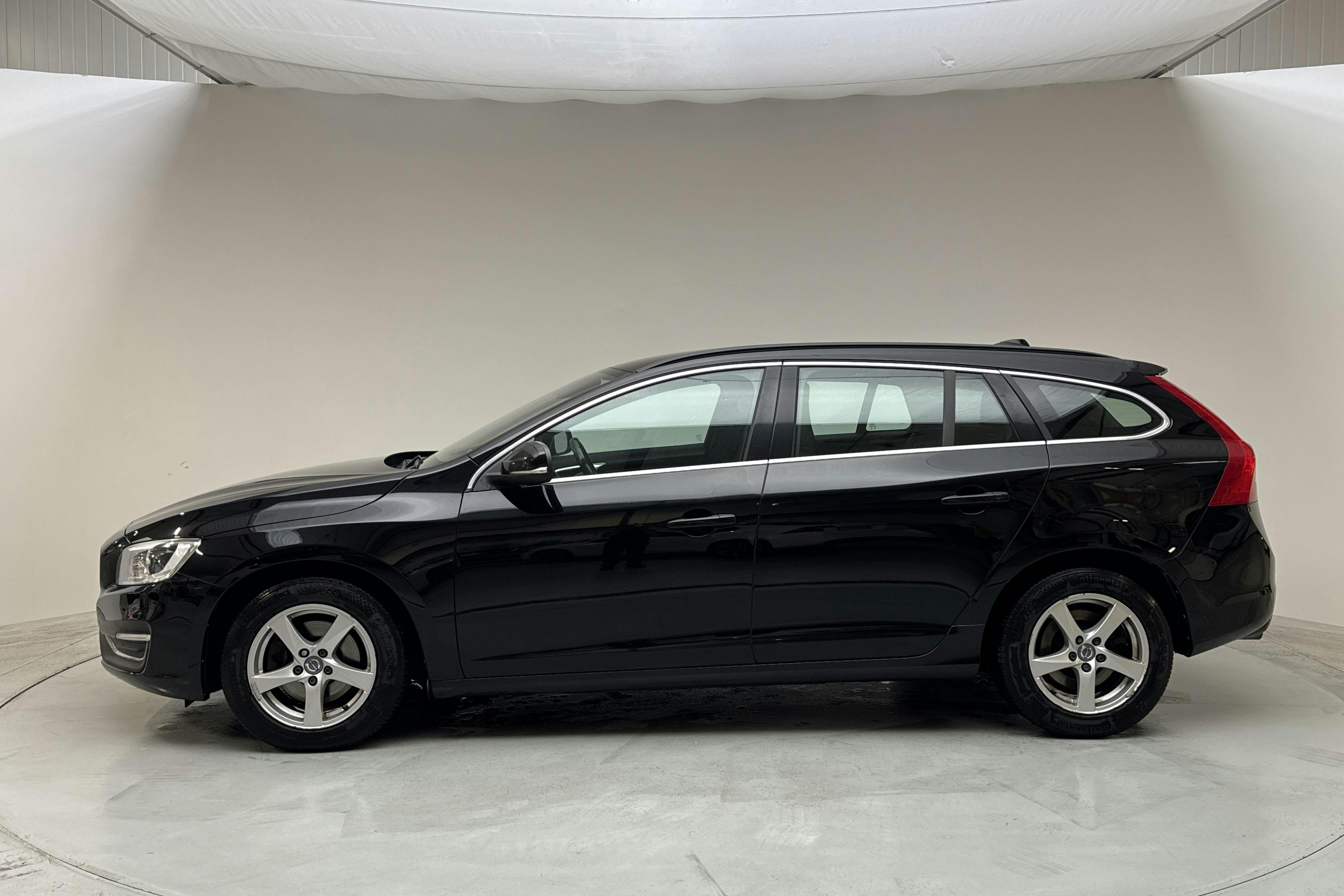 Presentation photo 2 of 13: Volvo V60 D3 (150hk) - 107 080 km - Automatic - black - 2018