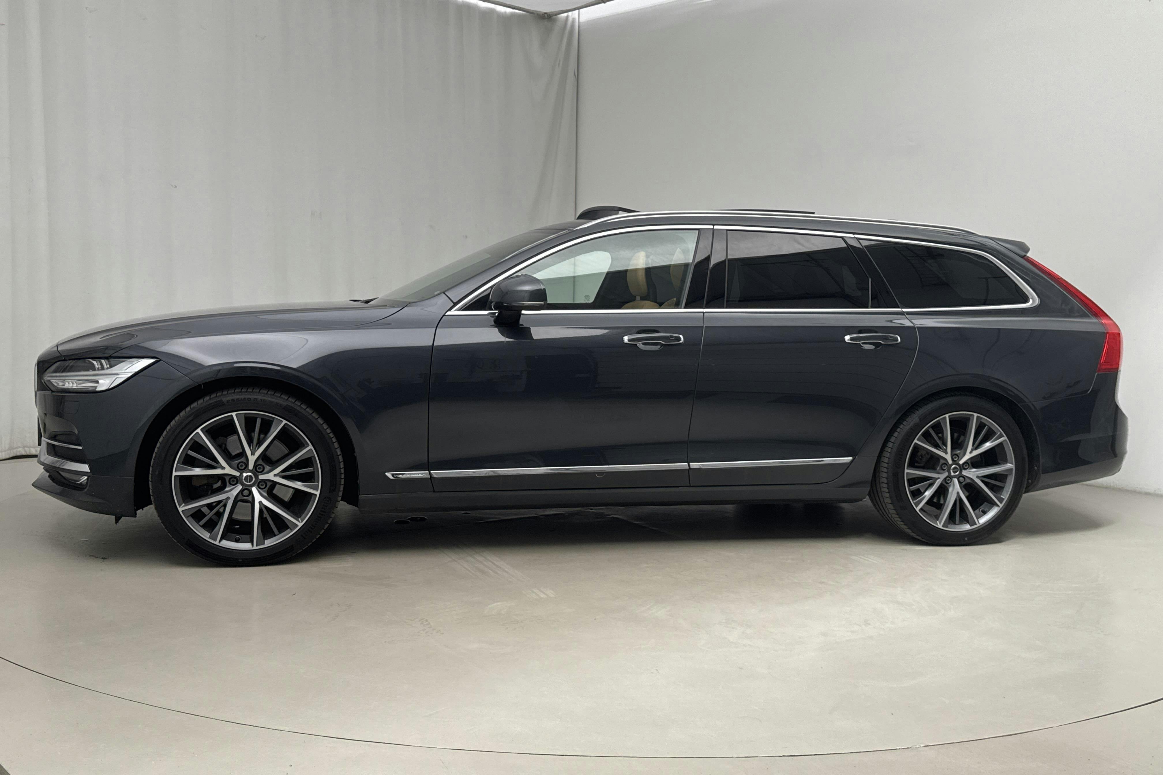 Presentationsfoto 2 av 23: Volvo V90 T6 Awd (310hk) - 16 097 mil - Automat - grå - 2018
