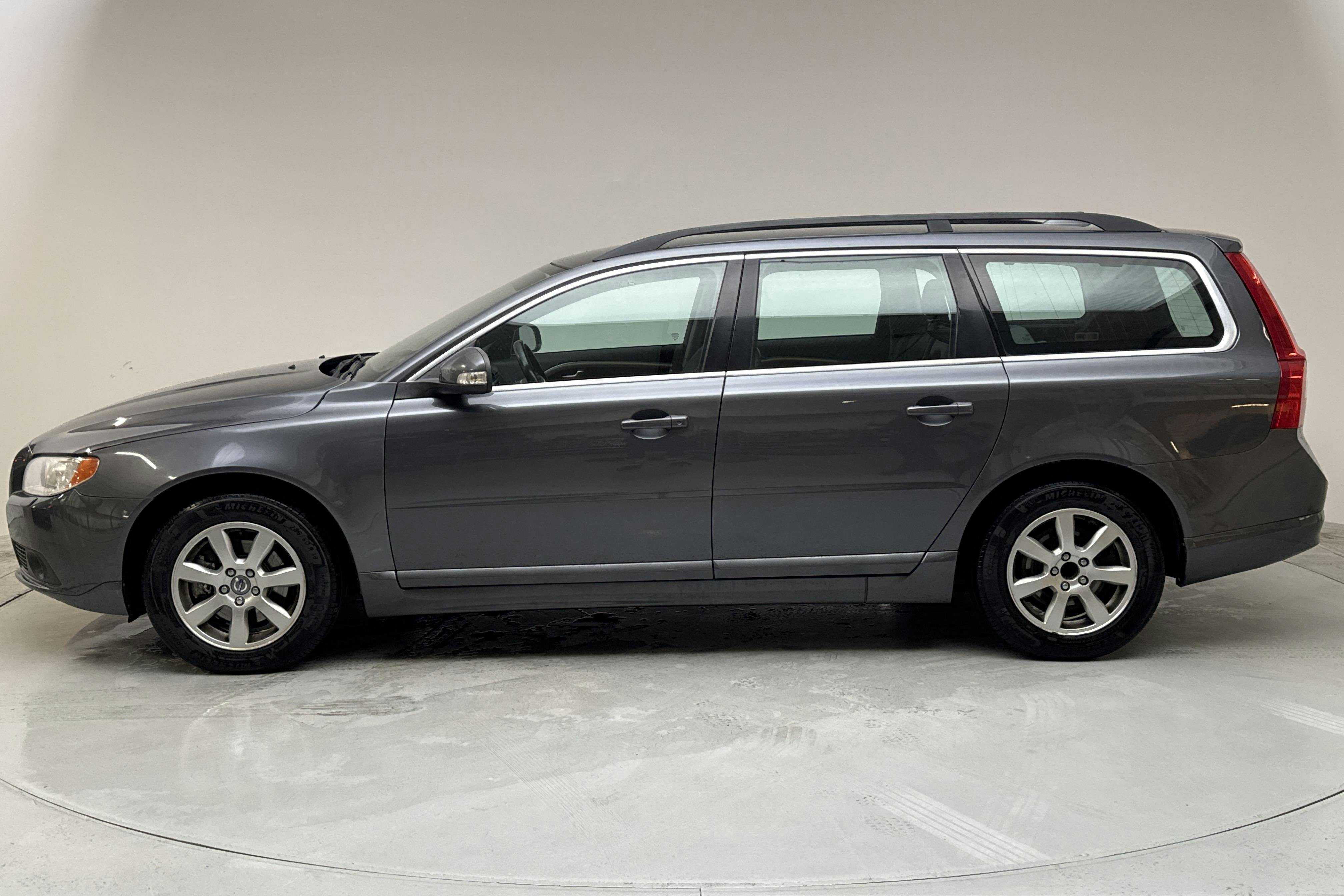 Presentation photo 2 of 12: Volvo V70 II D3 (163hk) - 247 390 km - Manual - gray - 2011