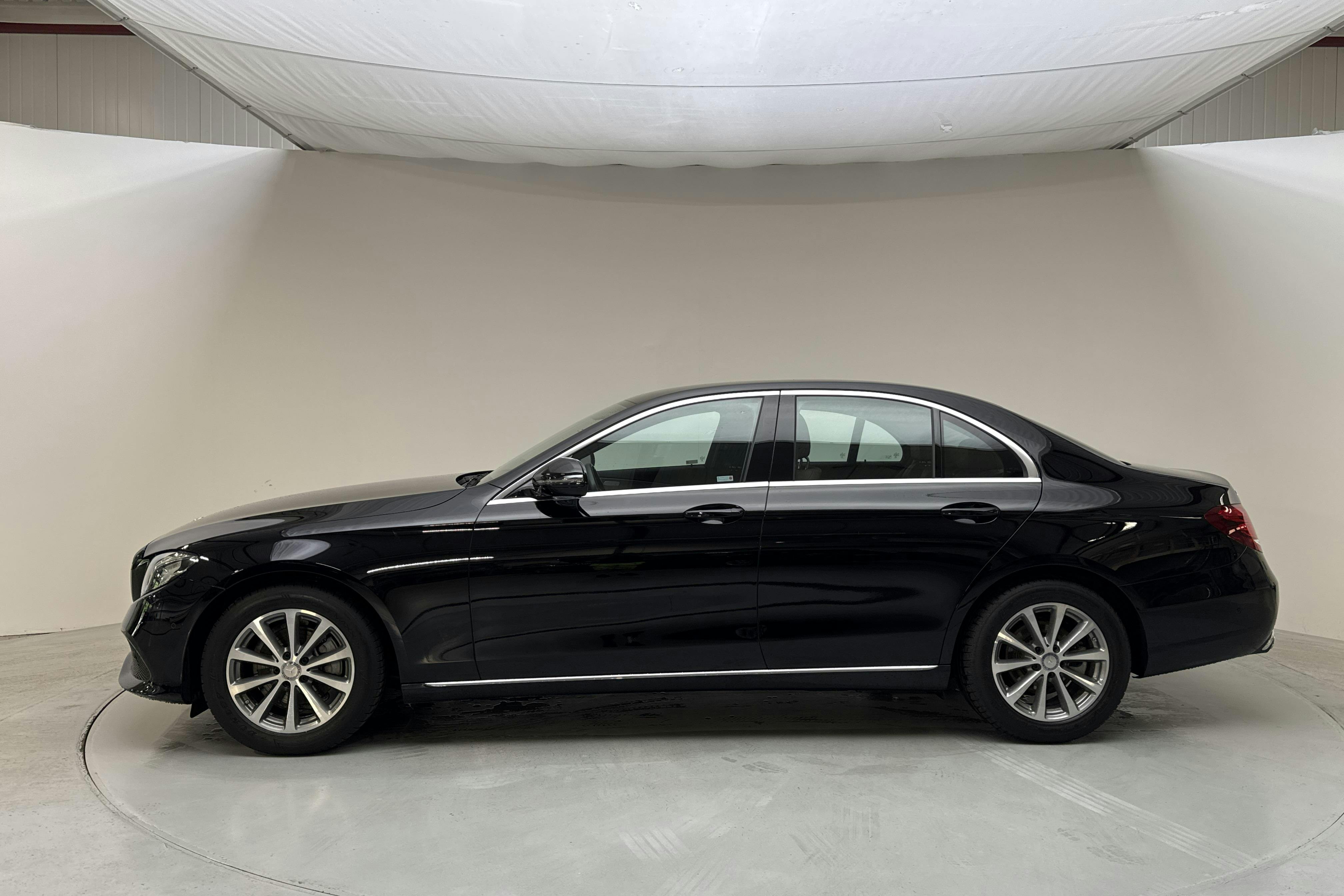 Presentation photo 2 of 15: Mercedes E 220 d Sedan W213 (194hk) - 20 640 km - Automatic - black - 2017