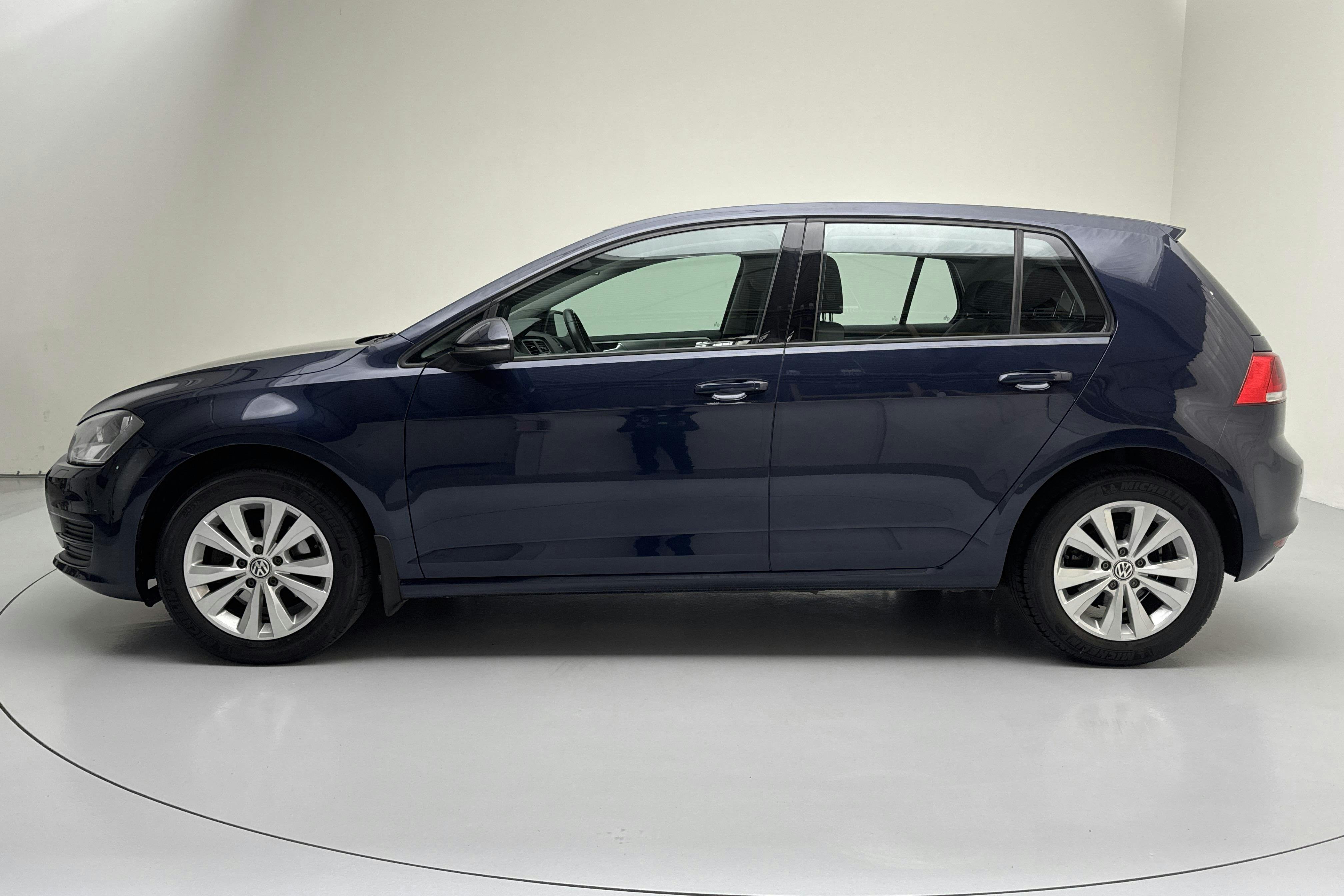 Presentationsfoto 2 av 12: VW Golf VII 1.2 TSI 5dr (110hk) - 7 914 mil - Manuell - Dark Blue - 2016
