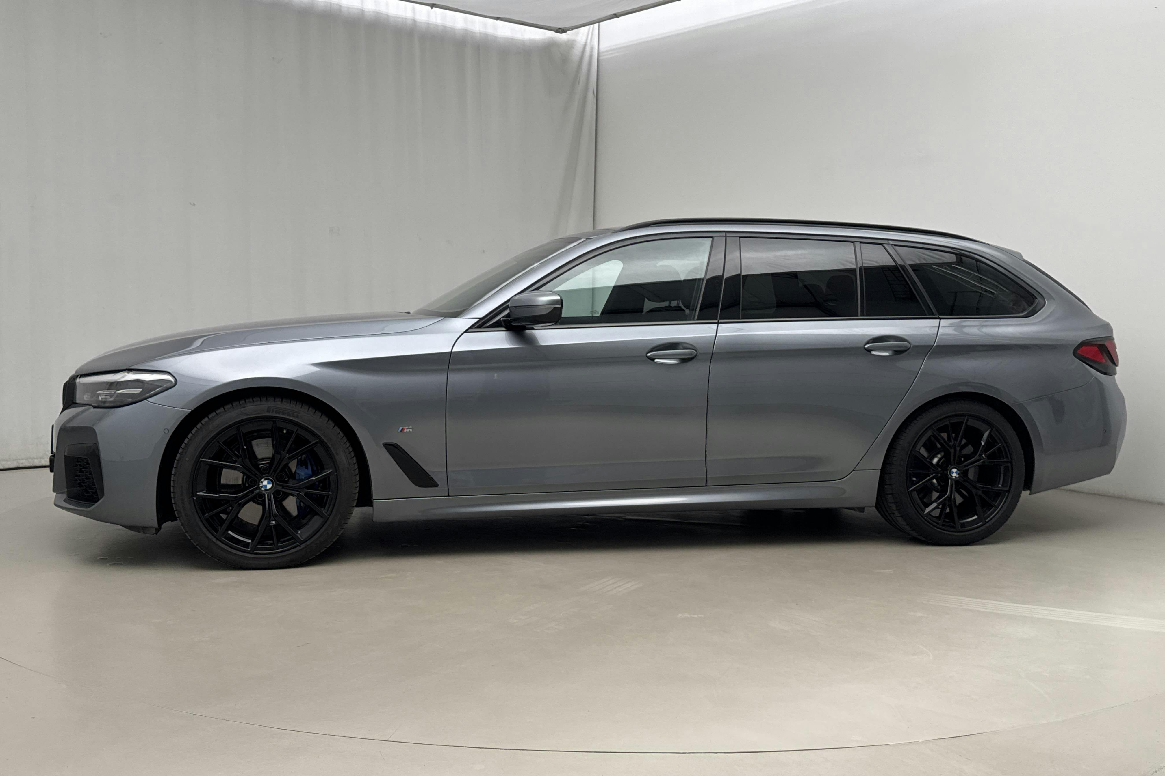 Presentation photo 2 of 21: BMW 520d xDrive Touring, G31 LCI (190hk+11hk) - 106 600 km - Automatic - blue - 2021