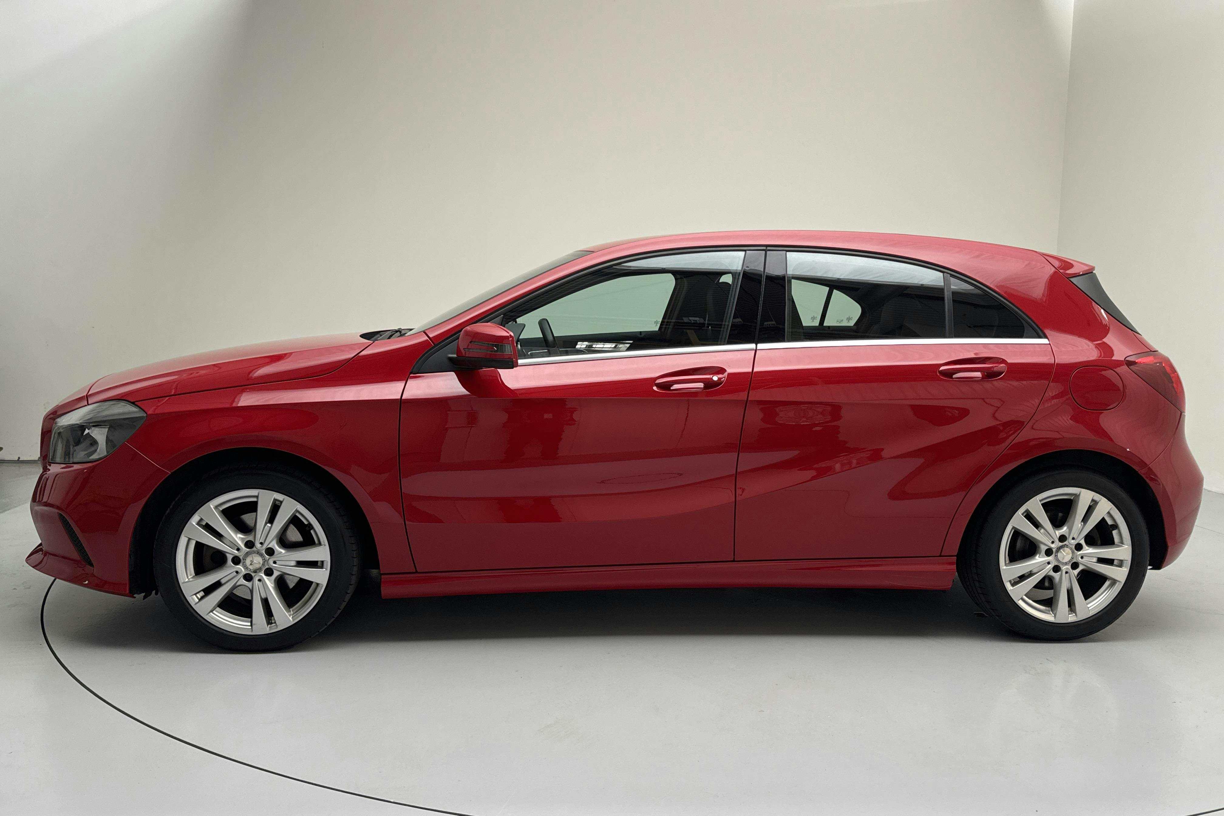 Presentation photo 2 of 13: Mercedes A 180 5dr W176 (122hk) - 70 010 km - Manual - red - 2017