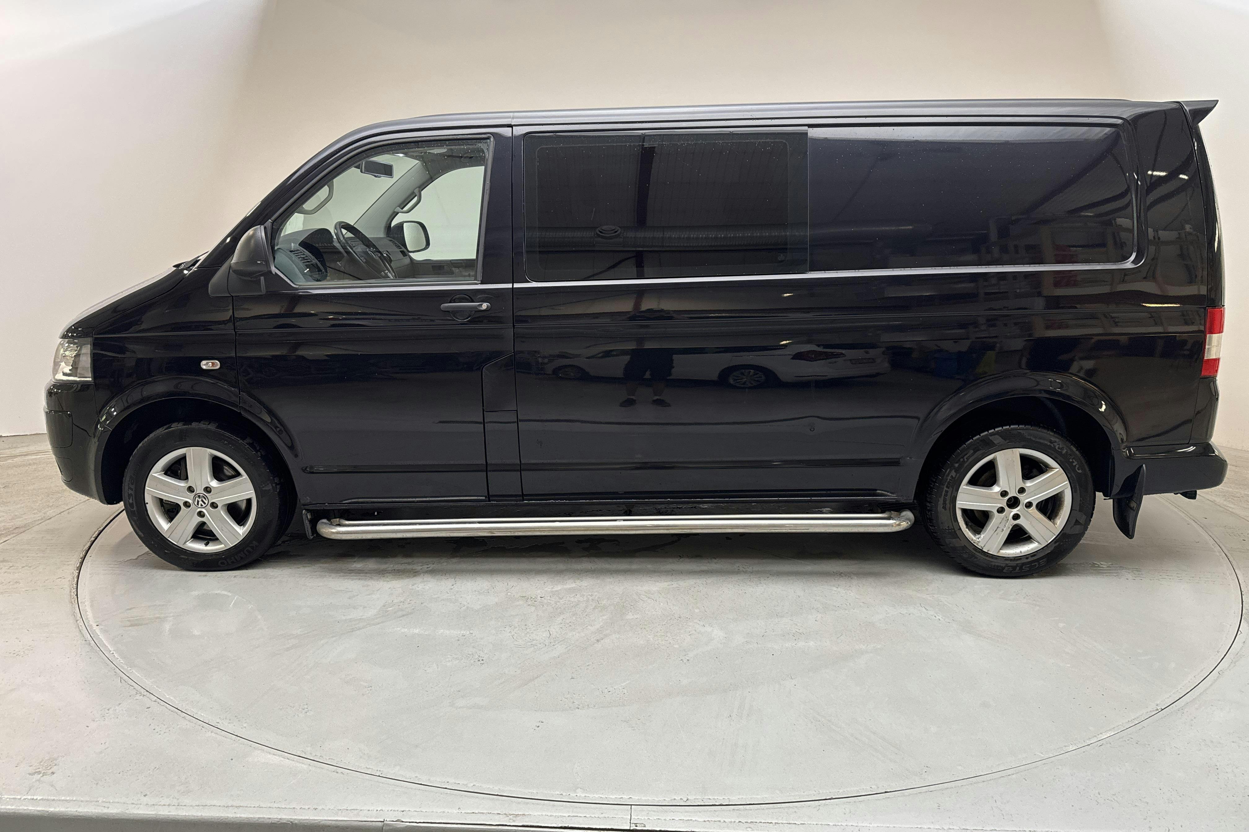 Esitlusfoto 2 aadressil 12: VW Transporter Kombi T5 2.0 TDI 4MOTION (180hk) - 214 120 km - Automaatne - must - 2013