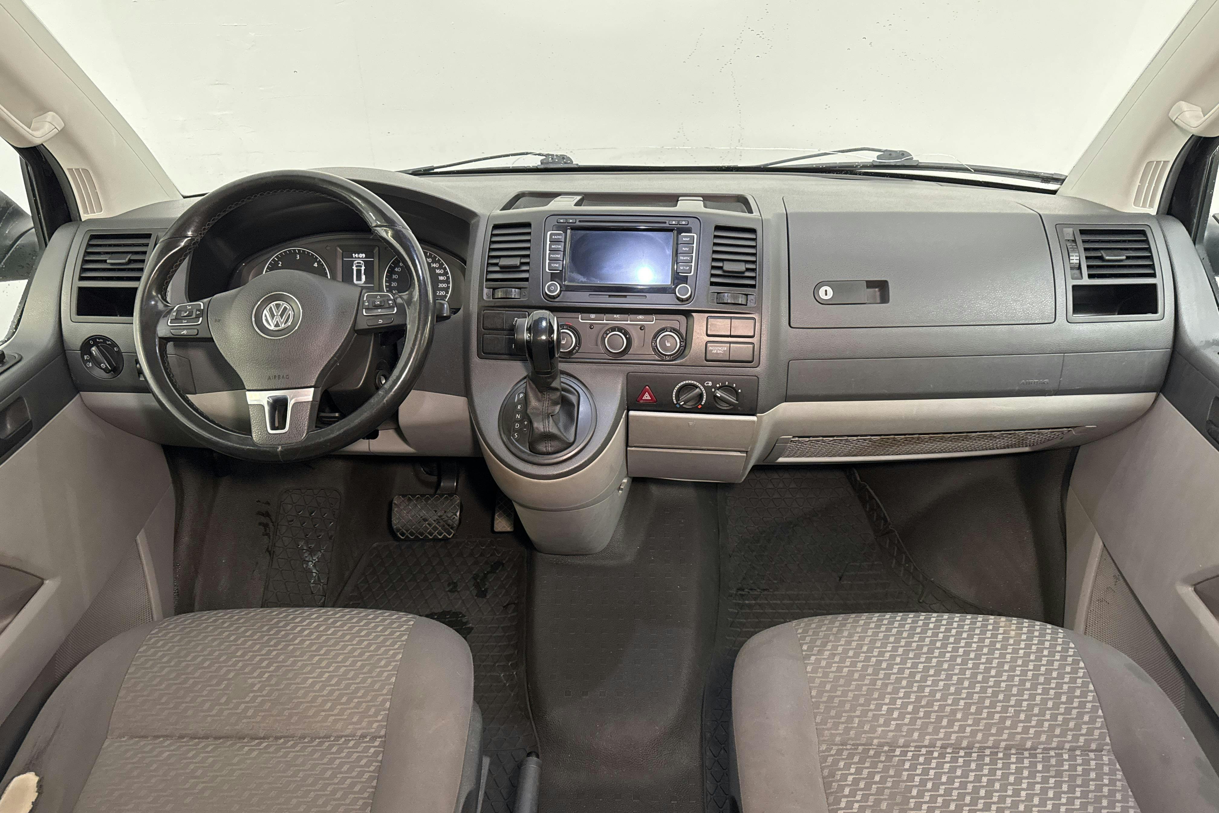 VW Transporter Kombi T5 2.0 TDI 4MOTION (180hk) - 214 120 km - Automaatne - must - 2013