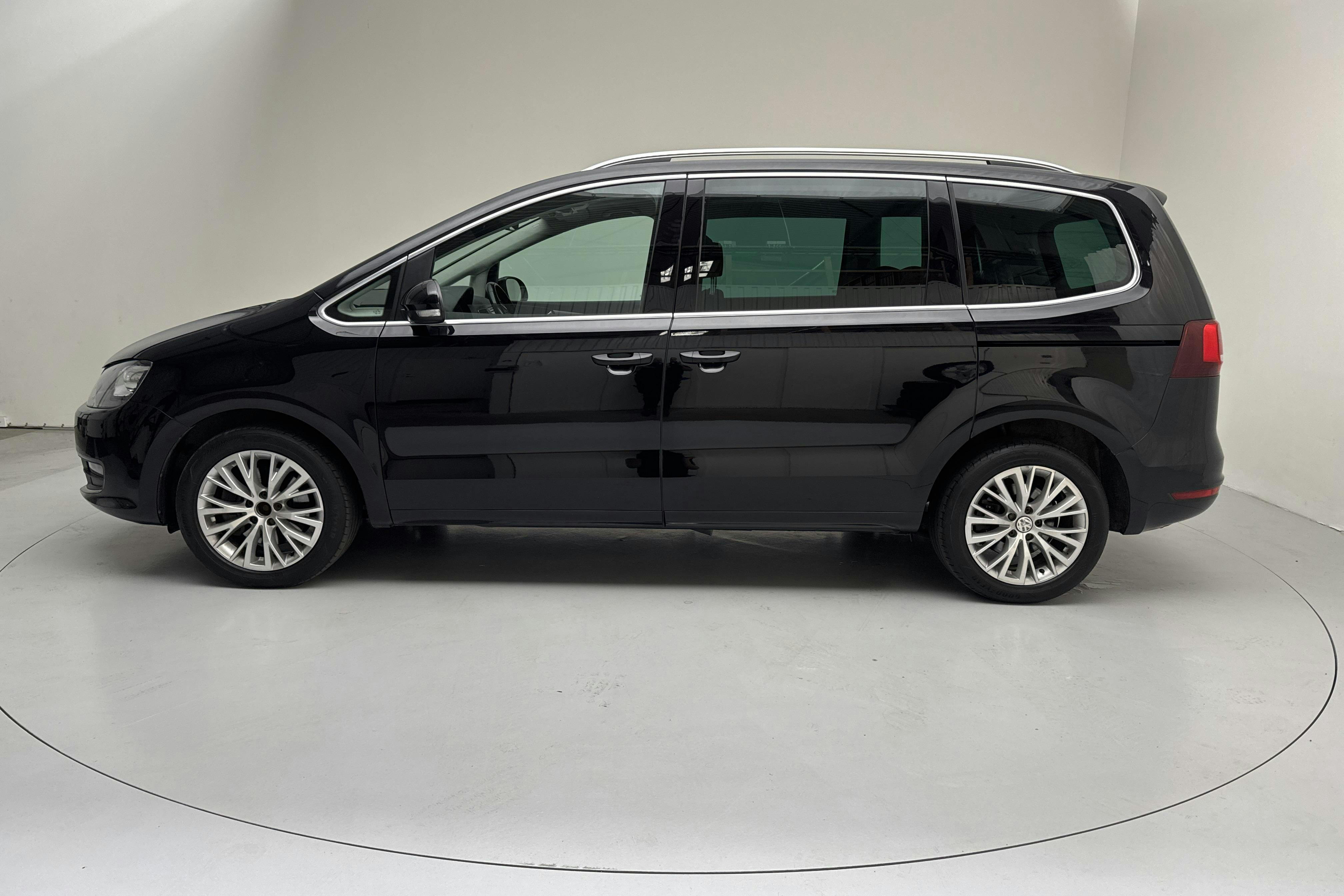 Esitlusfoto 2 aadressil 16: VW Sharan 2.0 TDI (150hk) - 147 680 km - Automaatne - must - 2016