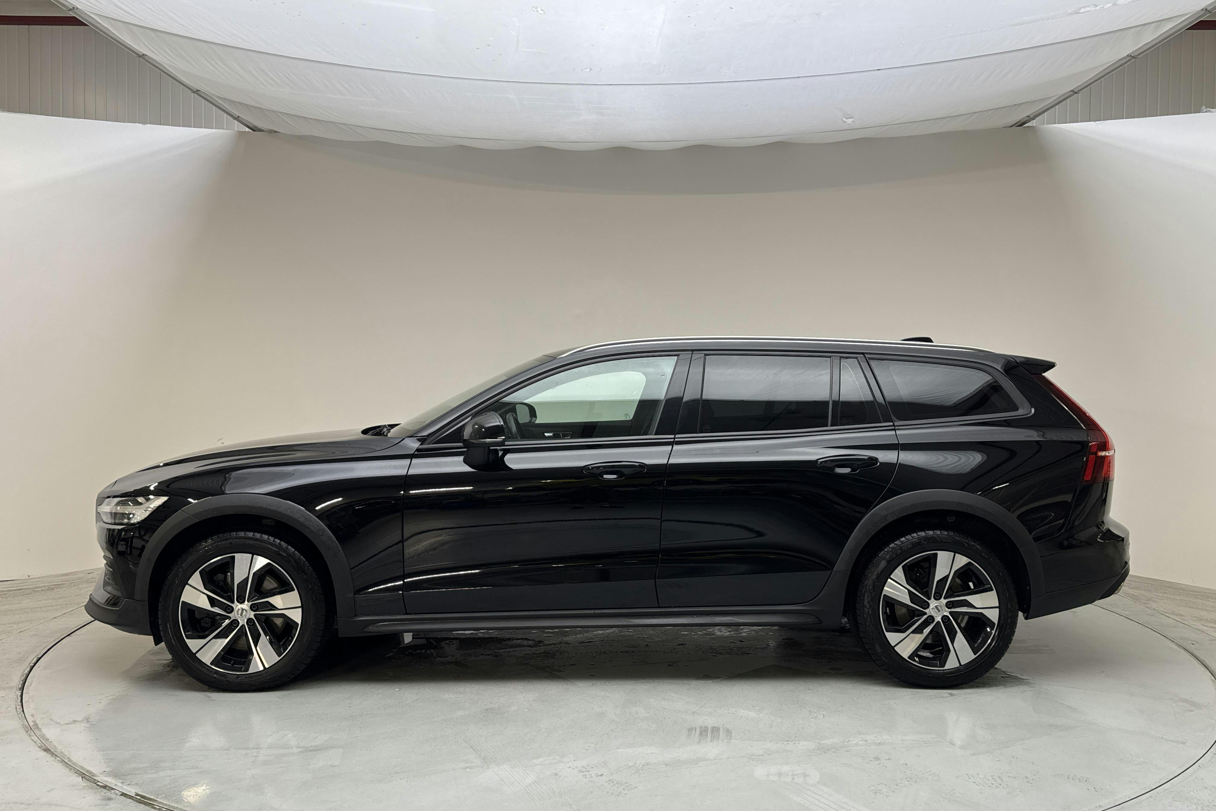 Presentationsfoto 2 av 15: Volvo V60 D4 Cross Country AWD (190hk) - 13 715 mil - Automat - svart - 2020