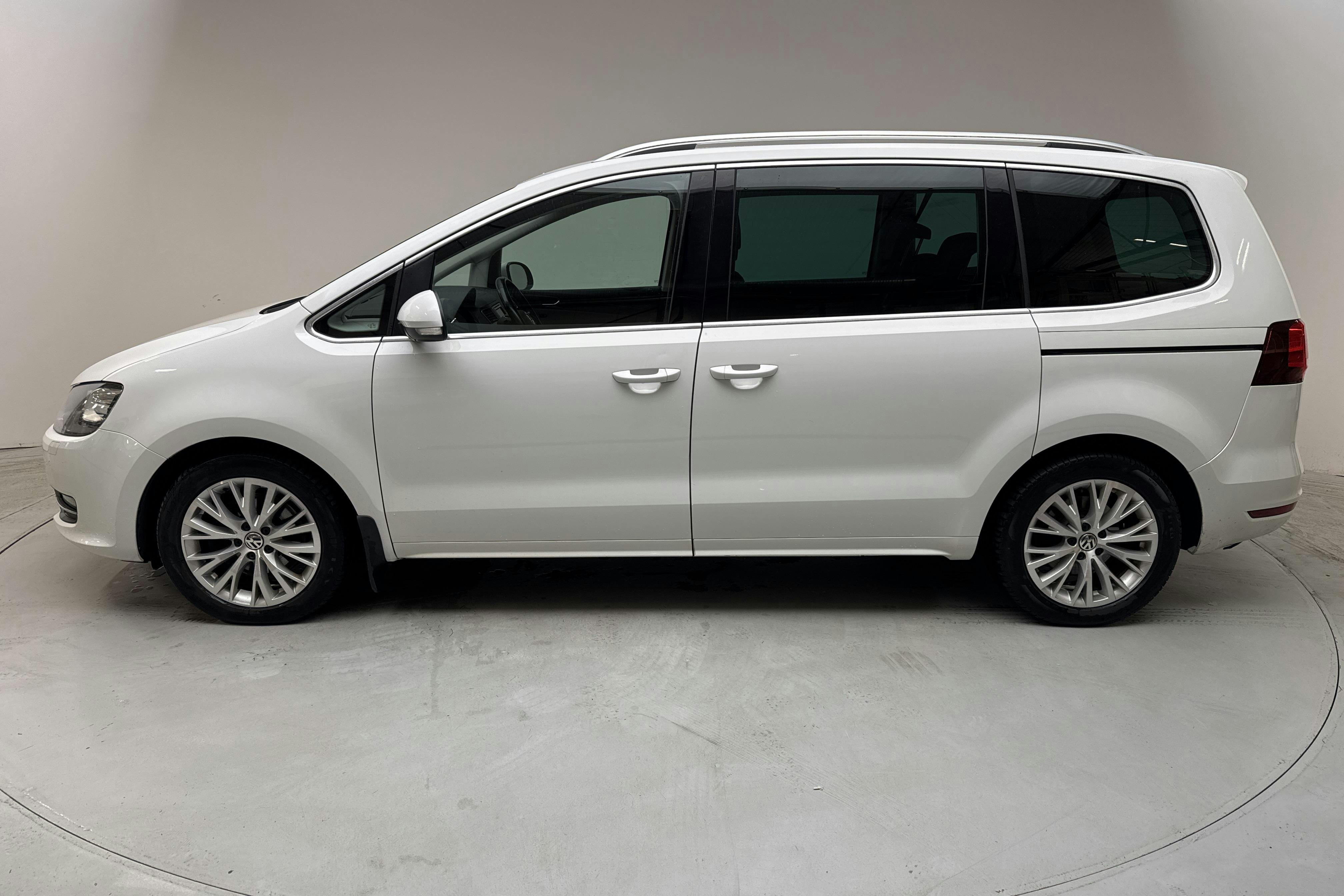 Presentationsfoto 2 av 15: VW Sharan 2.0 TDI 4Motion (184hk) - 17 407 mil - Automat - vit - 2018