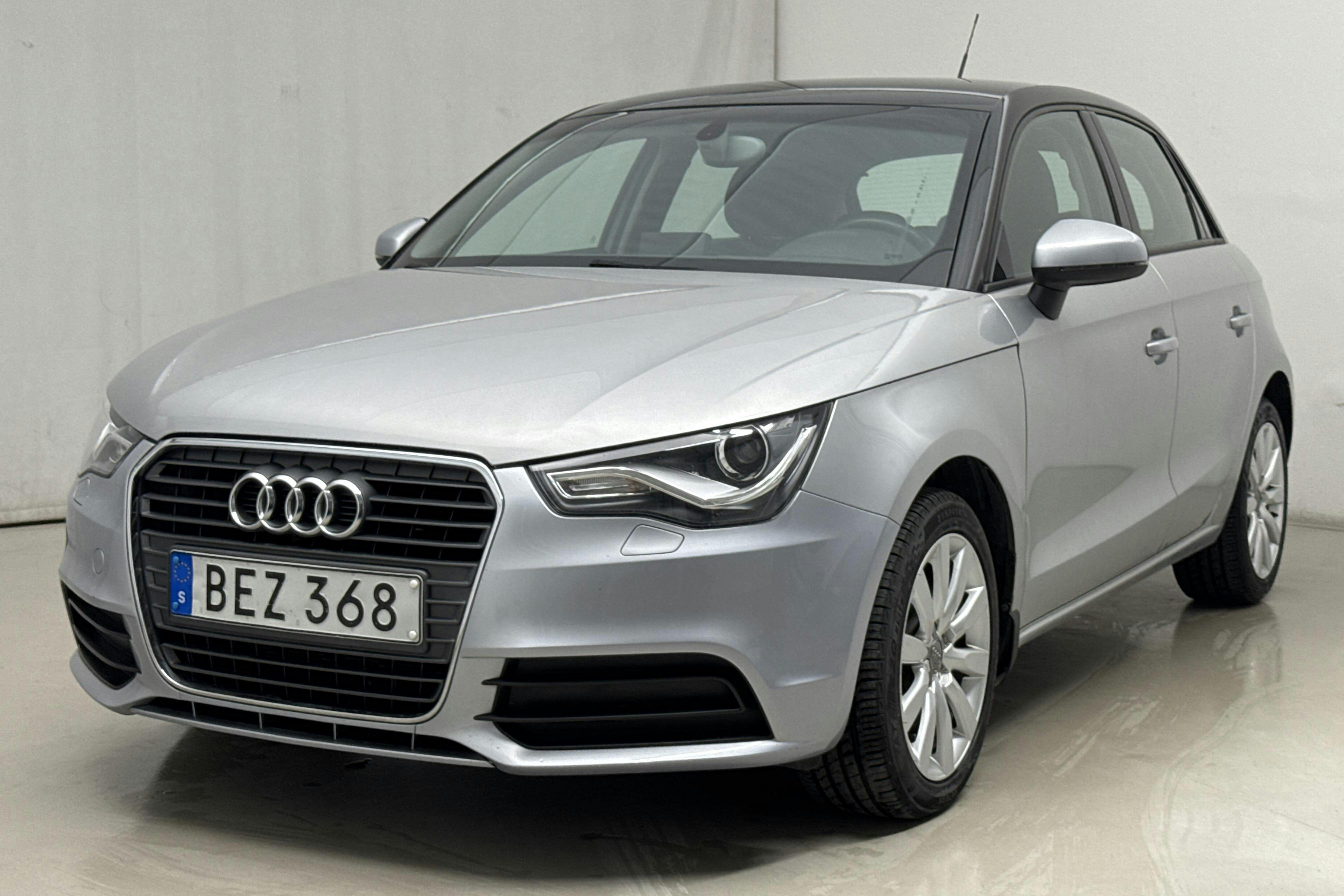 Audi A1 1.2 TFSI Sportback (86hk) - 8 722 mil - Manuell - silver - 2014