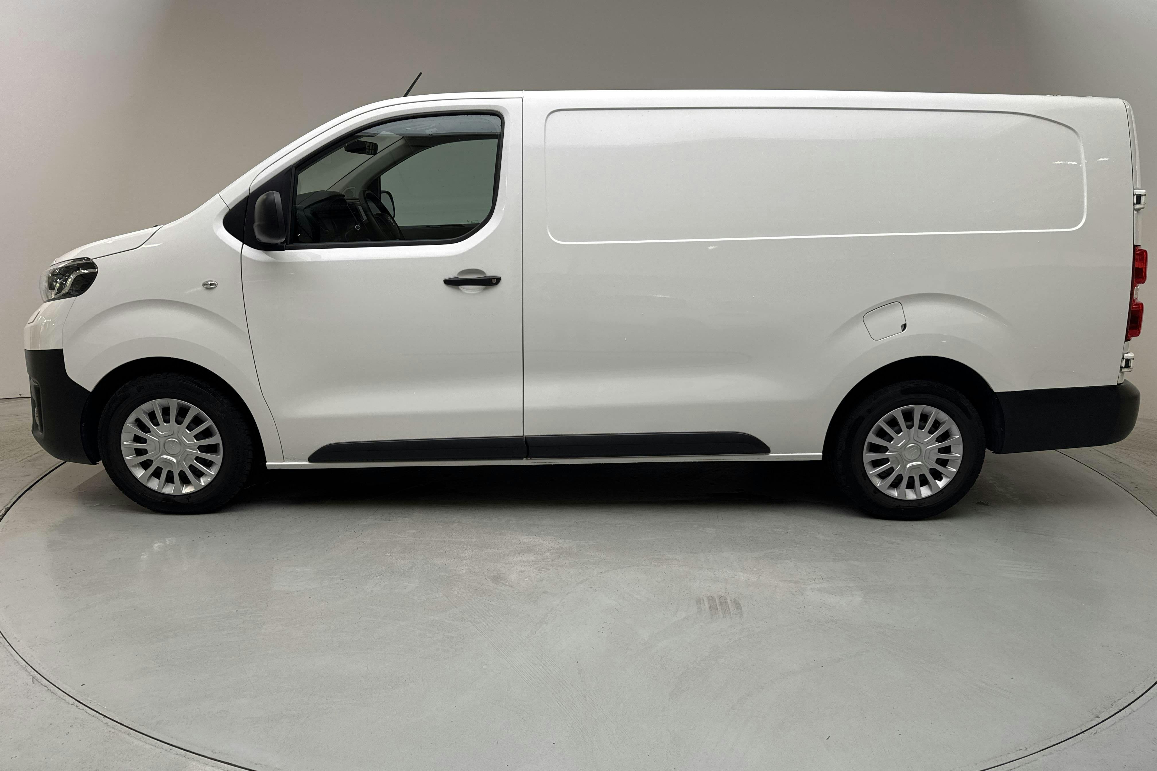 Presentationsfoto 2 av 12: Toyota PROACE 2.0D (120hk) - 5 831 mil - Automat - vit - 2021