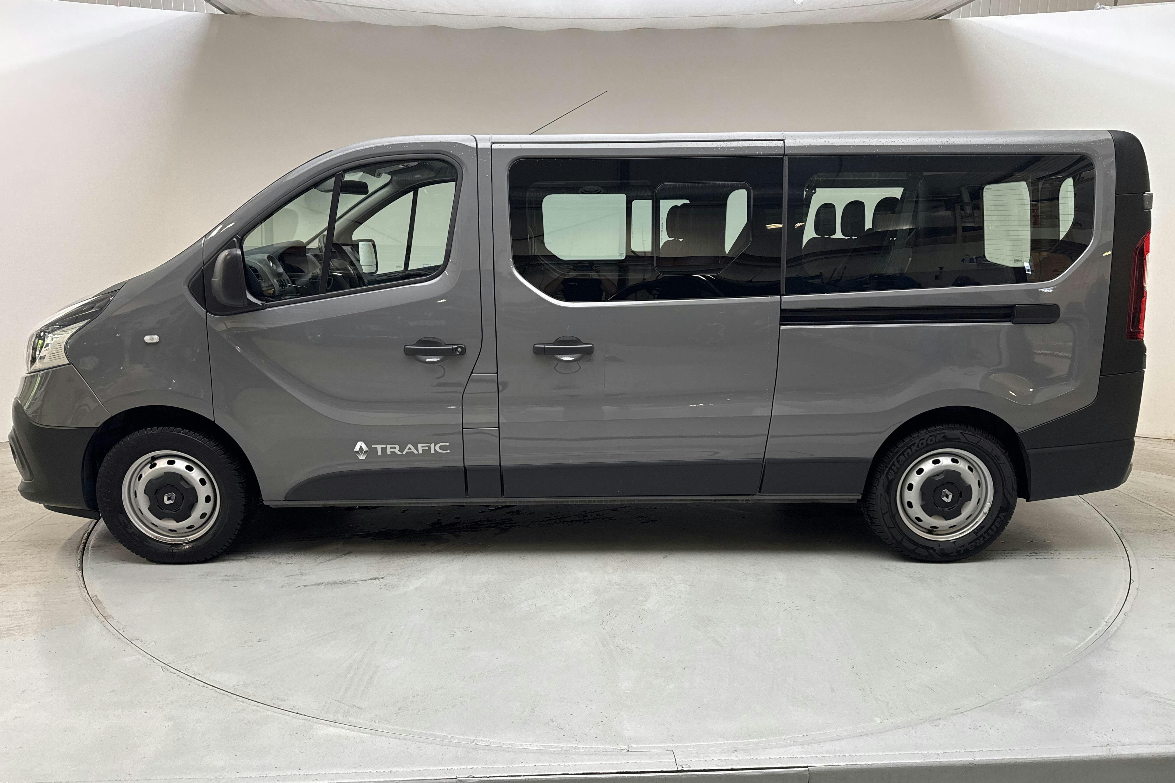 Presentation photo 2 of 14: Renault Trafic Kombi 1.6 dCi (125hk) - 124 390 km - Manual - Dark Grey - 2018