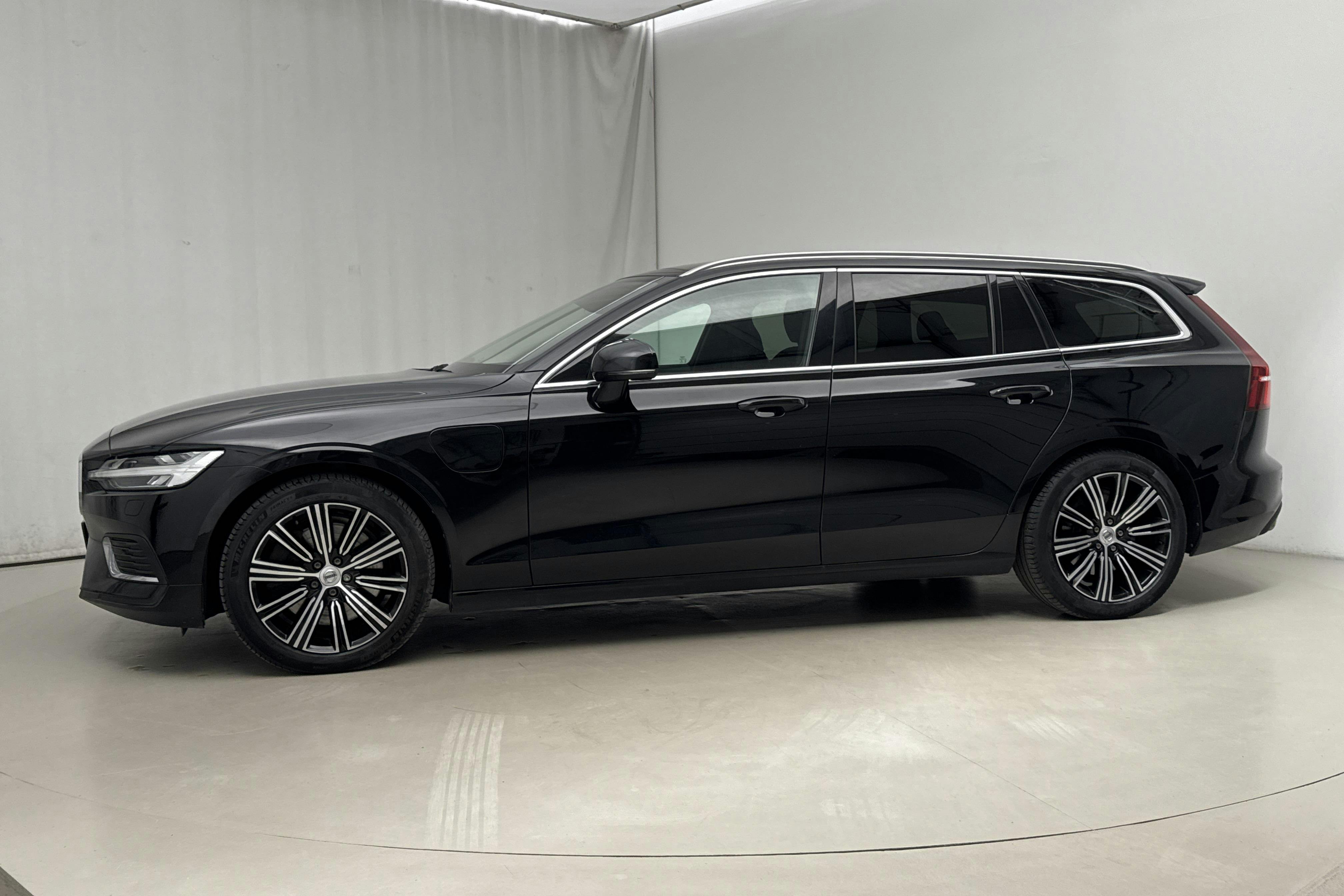 Esitlusfoto 2 aadressil 21: Volvo V60 T6 AWD Twin Engine (340hk) - 102 640 km - Automaatne - must - 2021