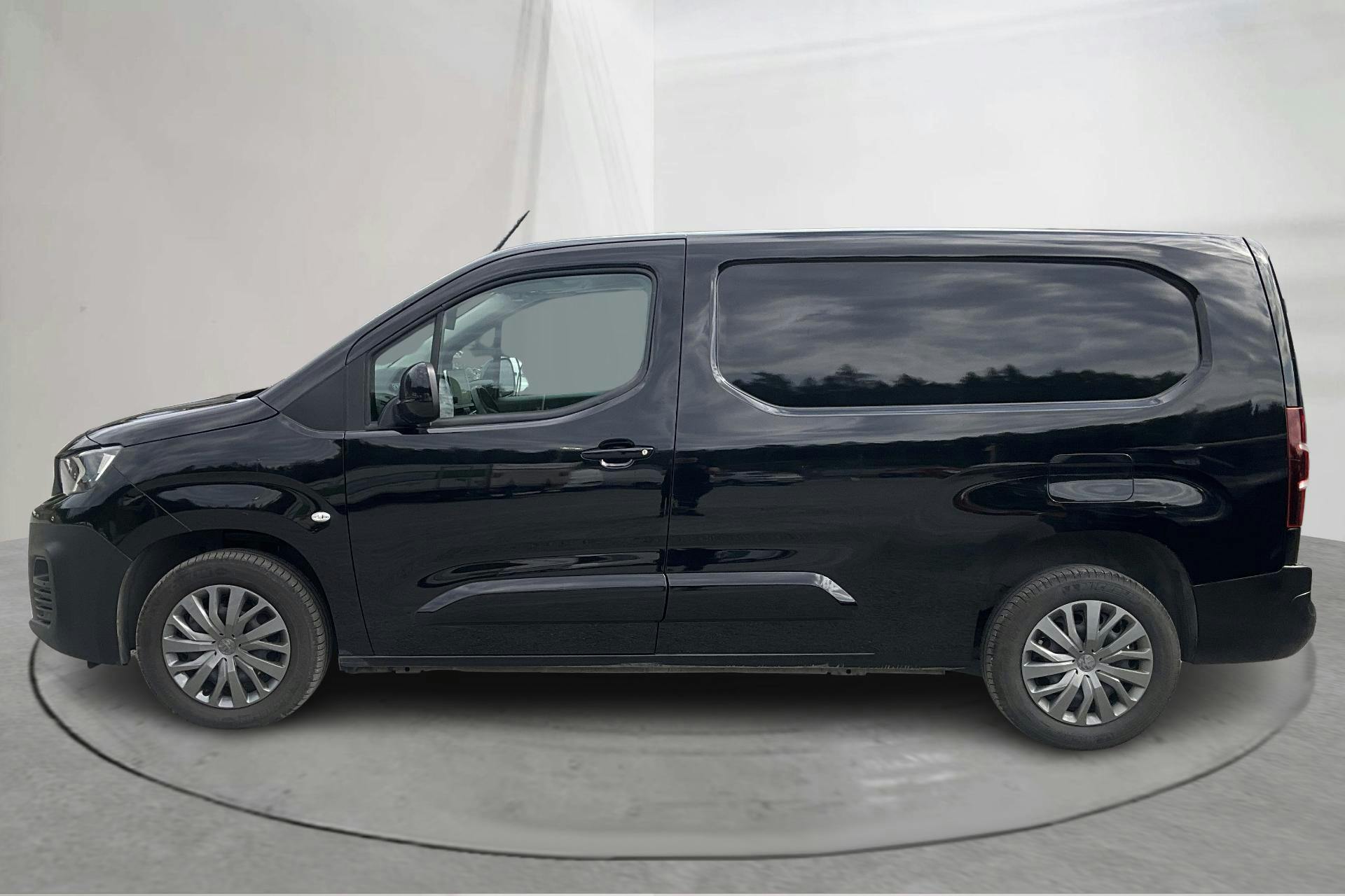 Presentation photo 2 of 13: Peugeot Partner 1.5 HDI Skåp (130hk) - 24 520 km - Automatic - black - 2023