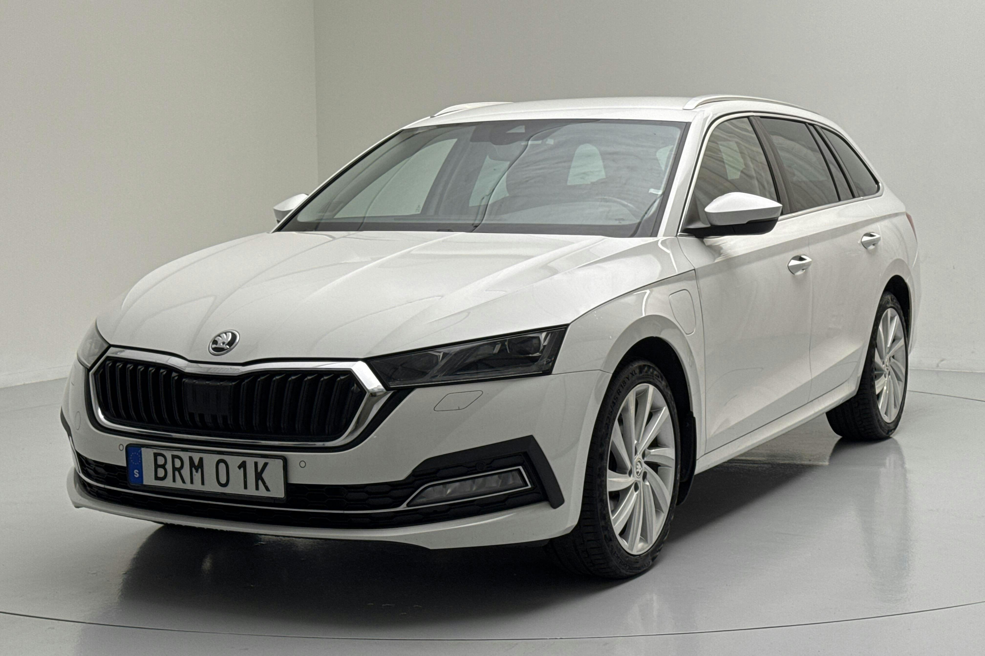 Skoda Octavia 1.4 iV PHEV Combi (204hk) - 13 383 mil - Automat - vit - 2021