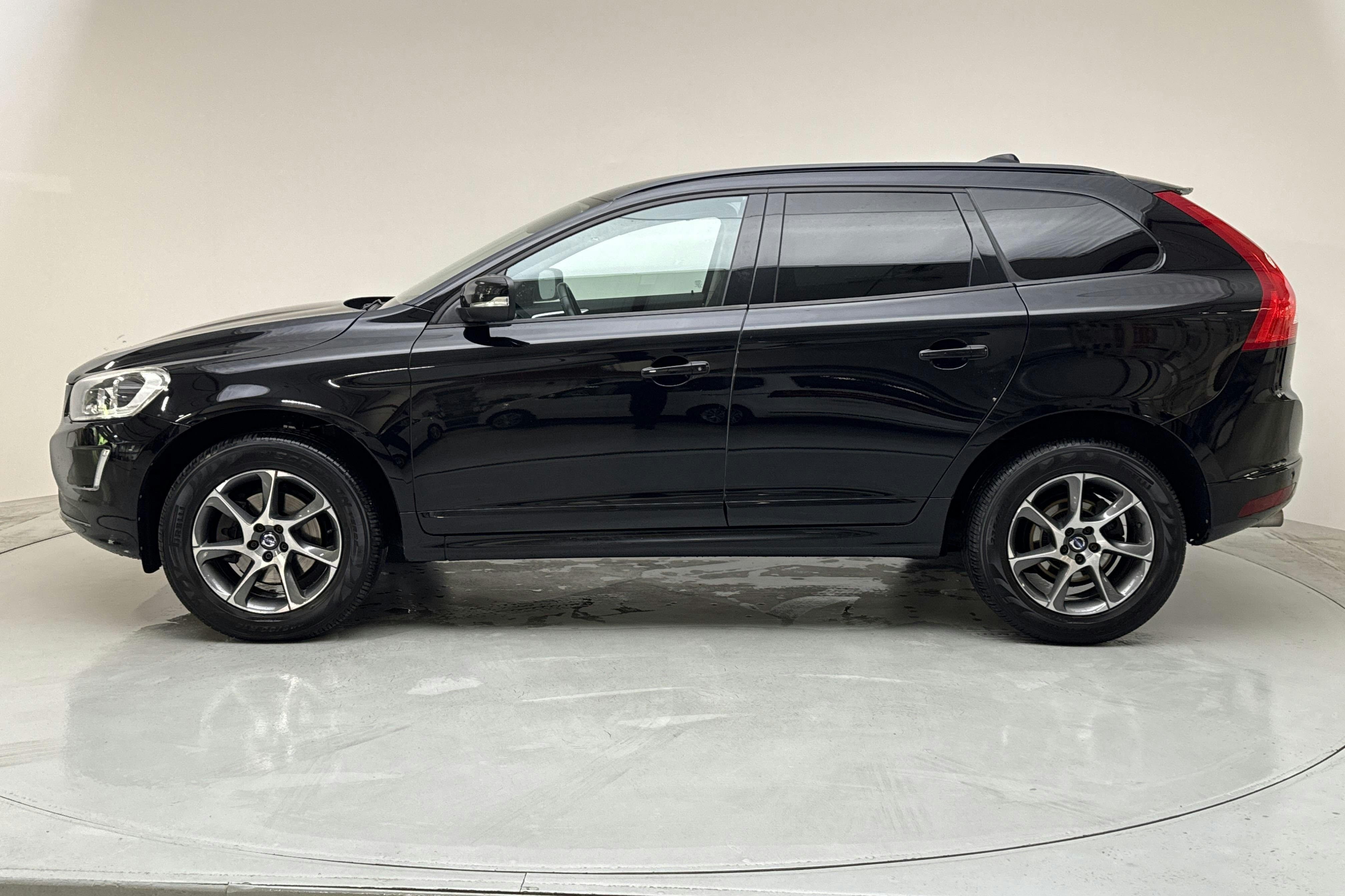 Presentationsfoto 2 av 12: Volvo XC60 D3 2WD (150hk) - 10 064 mil - Manuell - svart - 2017