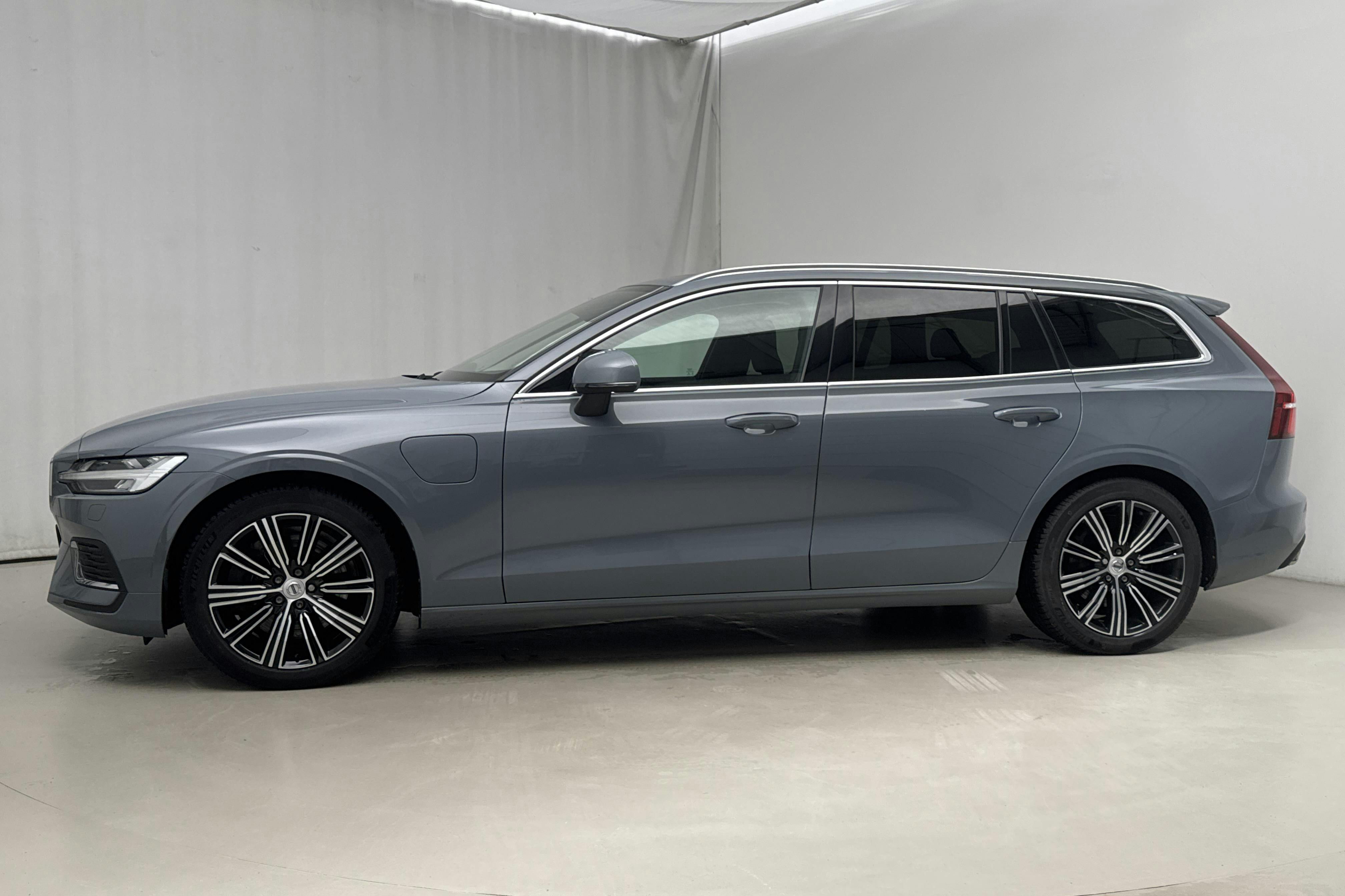 Presentationsfoto 2 av 20: Volvo V60 T6 AWD Recharge (350hk) - 11 228 mil - Automat - grå - 2022