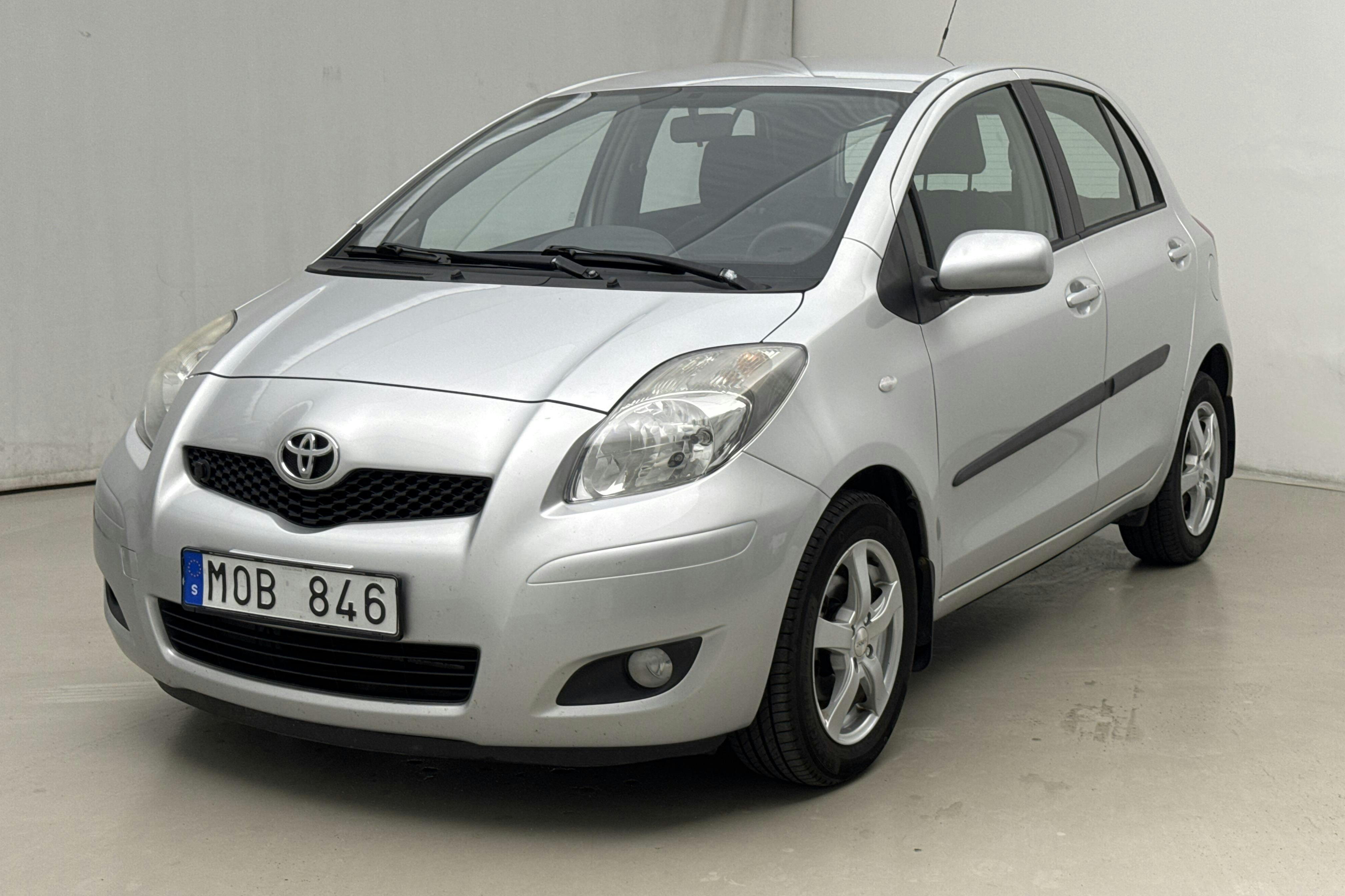 Toyota Yaris 1.33 5dr (100hk) - 163 090 km - Automatyczna - srebro - 2010