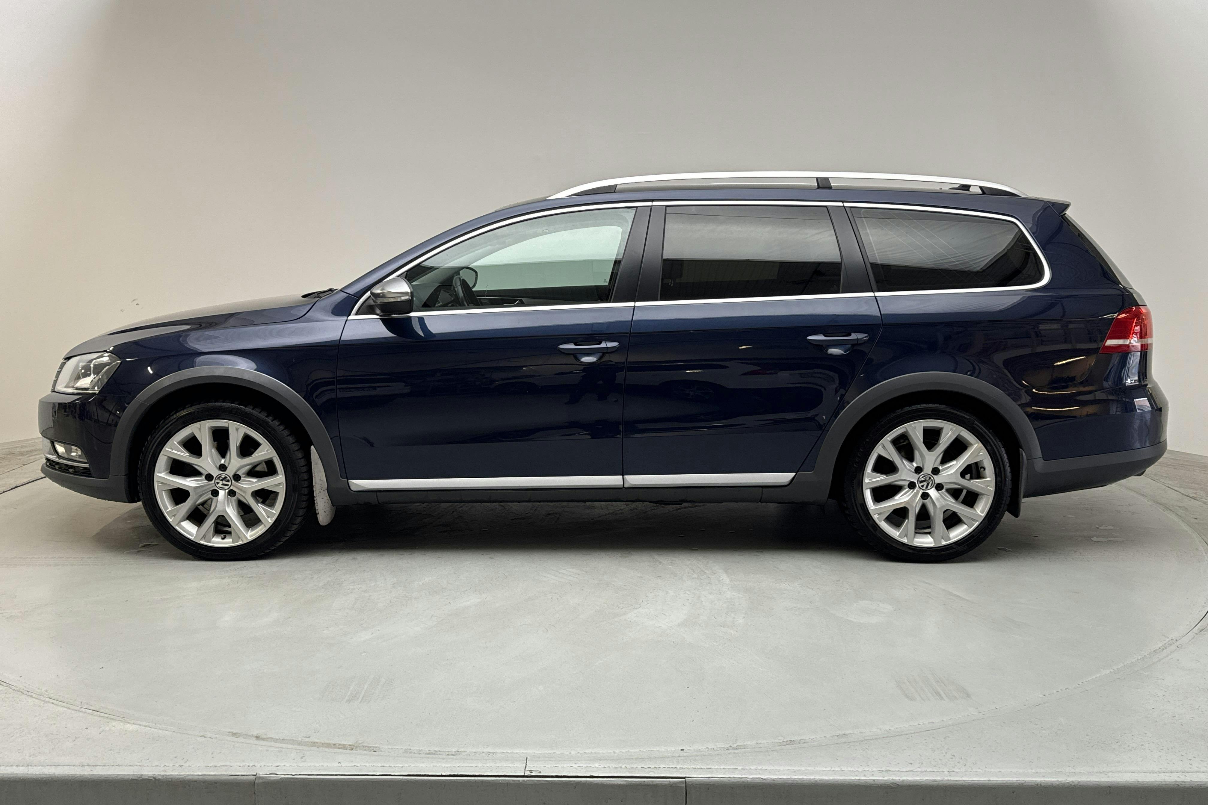Esitlusfoto 2 aadressil 14: VW Passat Alltrack 2.0 TDI BlueMotion Technology 4Motion (177hk) - 148 060 km - Automaatne - Dark Blue - 2013