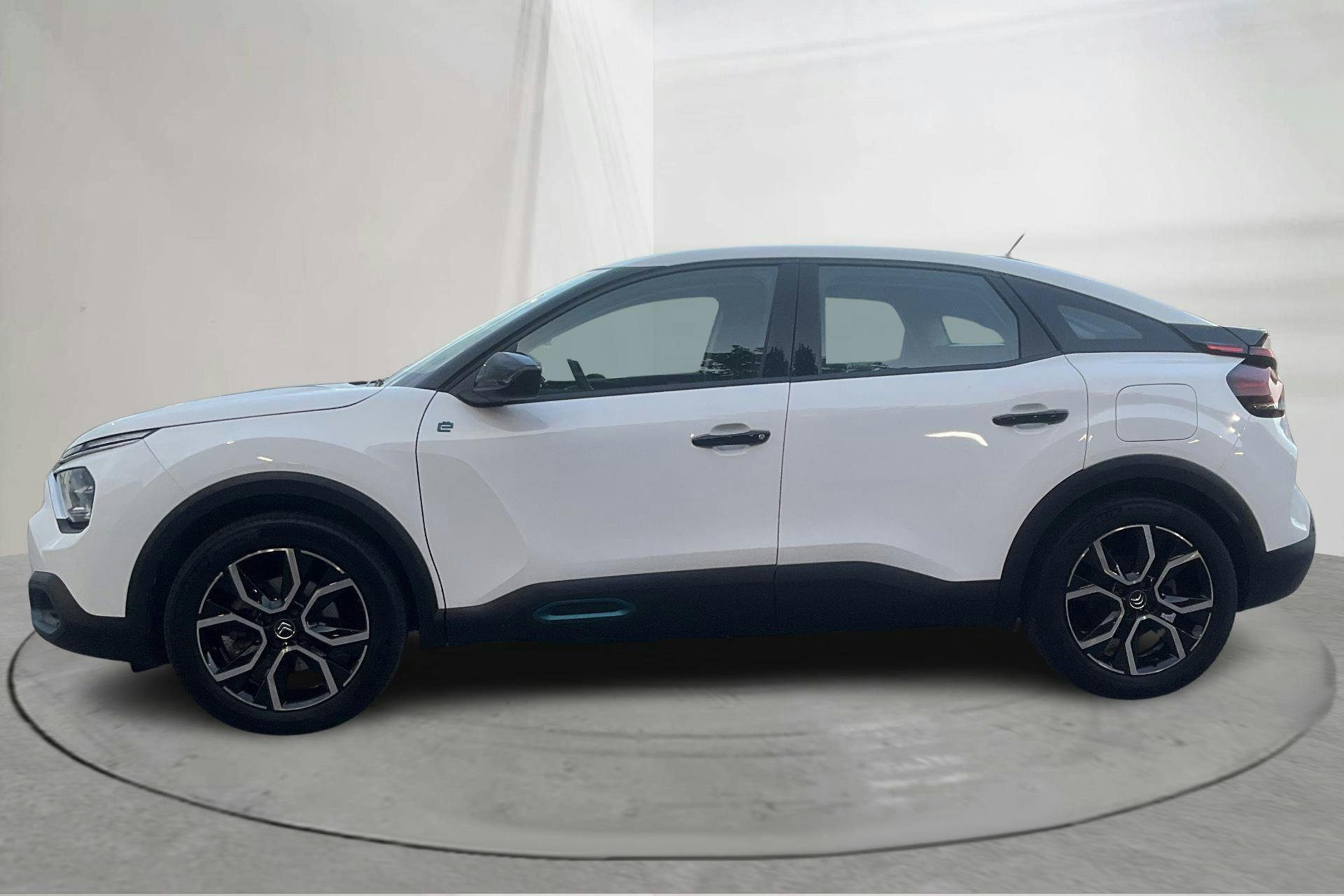 Presentation photo 2 of 13: Citroën e-C4 50 kWh (136hk) - 39 610 km - Automatic - white - 2022